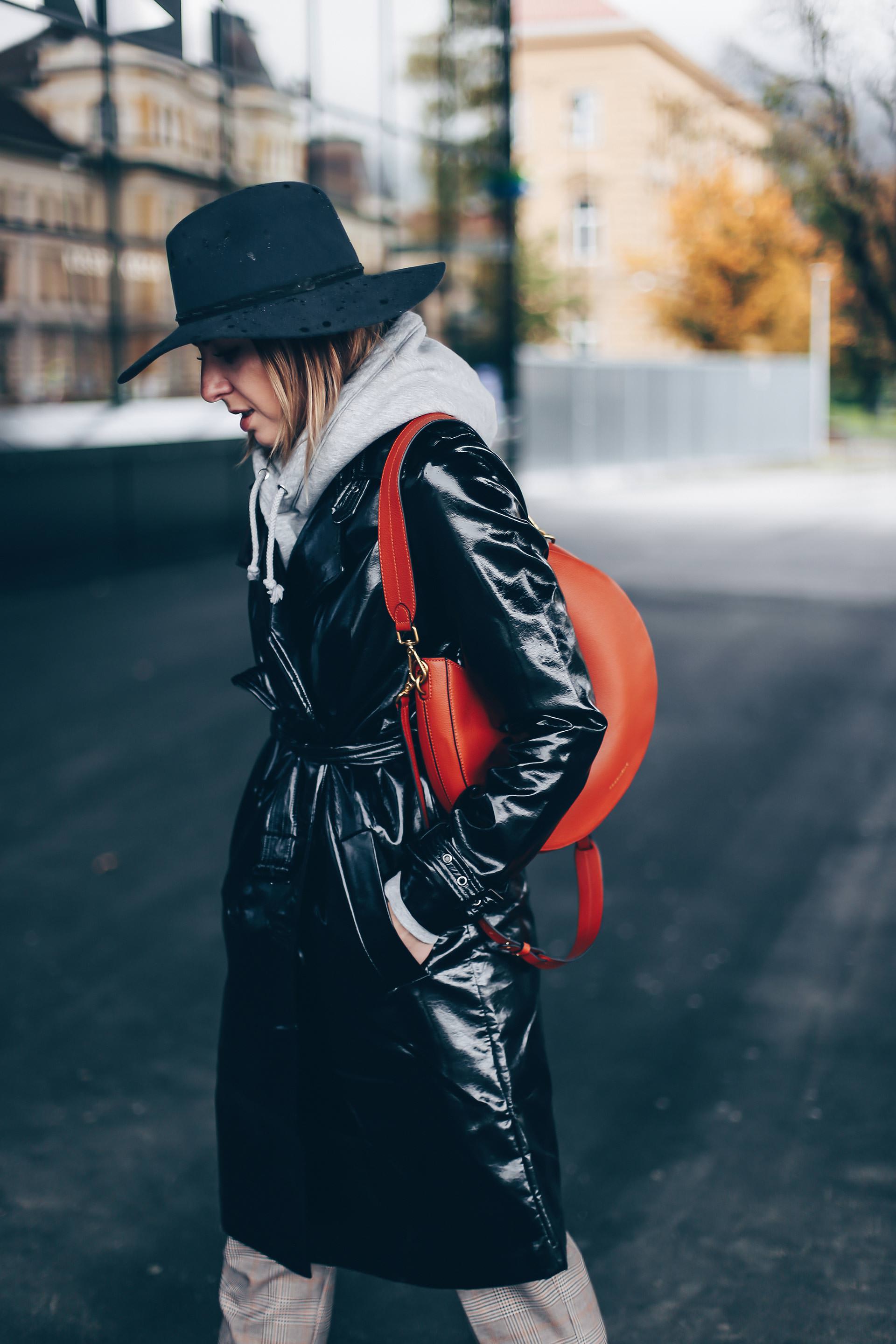 Herbst Outfit mit Lackledermantel, Vinyl Trenchcoat, Leder Trenchcoat kombinieren, Coccinelle Tasche, Glencheck Hose, Sock Boots, Fashion Blog, Modeblog, Outfit of the Day Blog, www.whoismocca.me