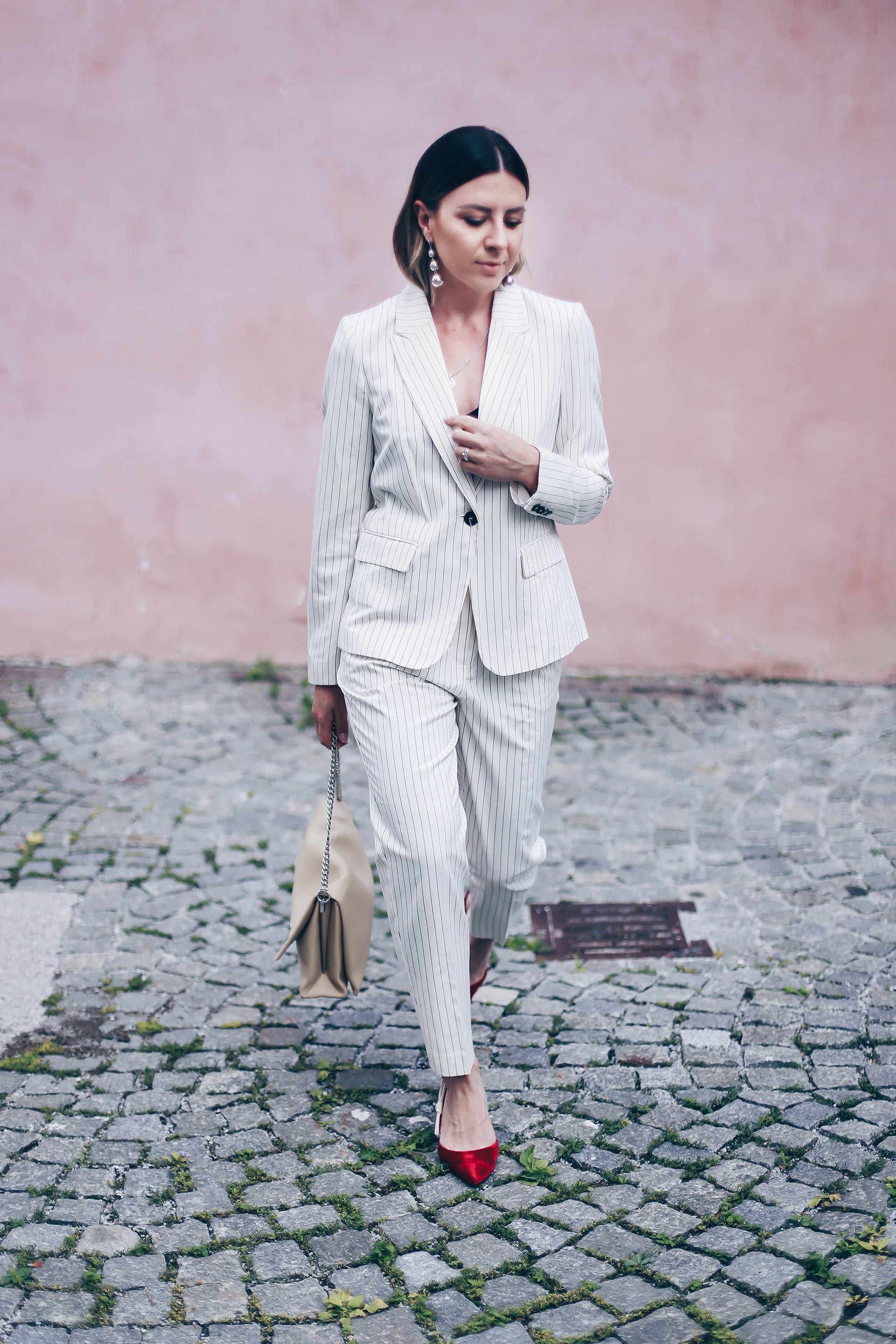 Business Outfit, der moderne Hosenanzug mit Nadelstreifen für das Büro Outfit, Office Look, Outfit fürs Büro, Celine Tasche, Kitten Heels, Office Chic Look, Fashion Blog, Karriere Blog, Modeblog, Outfit Blog, www.whoismocca.me