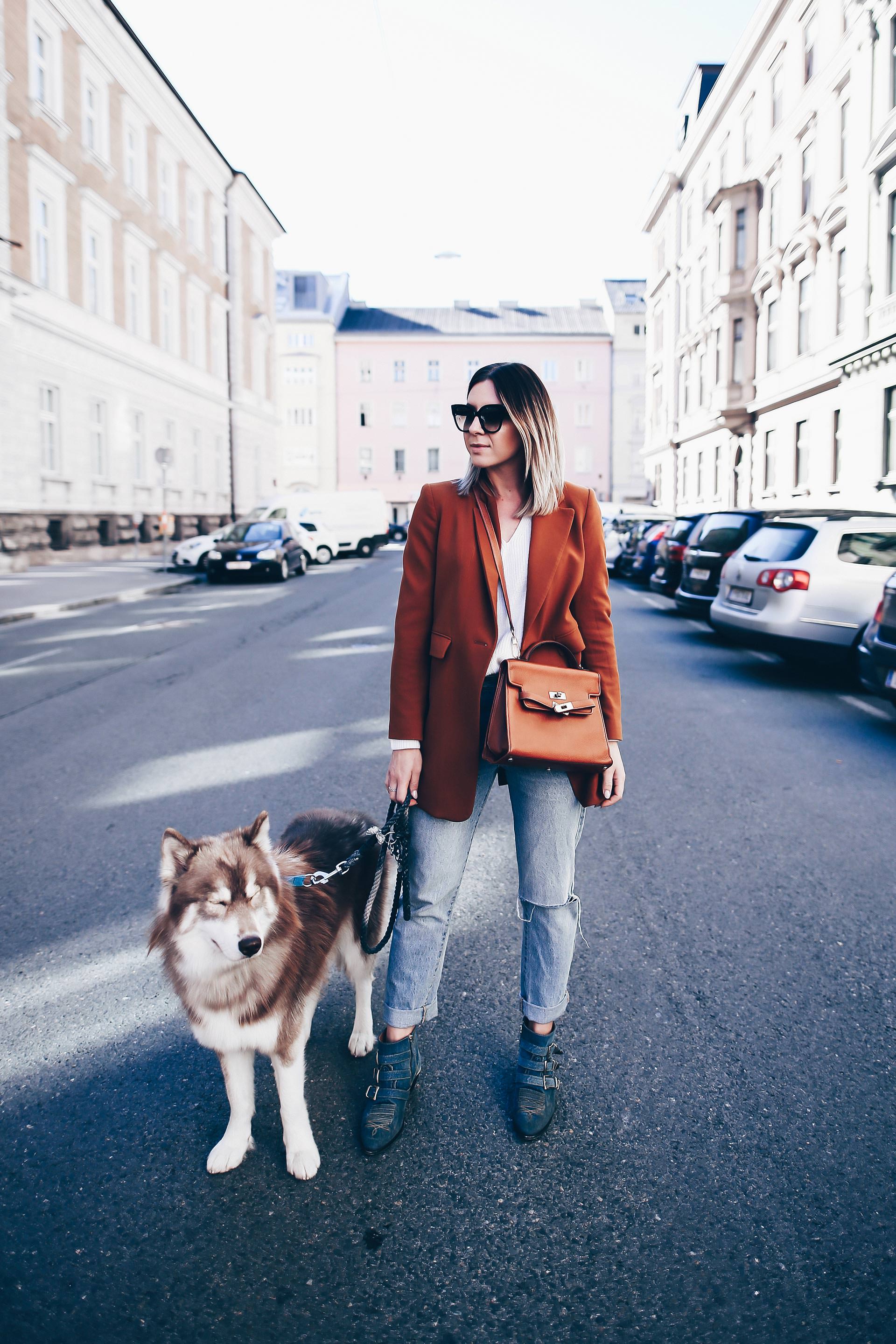 cognacfarbener Blazer und Mom Jeans im Herbst kombinieren, Chloé Susanna Boots Denim Look, Vintage Moschino Bag, Casual Chic Outfit, Fashion Blog, Modeblog, Outfits Blog, www.whoismocca.me