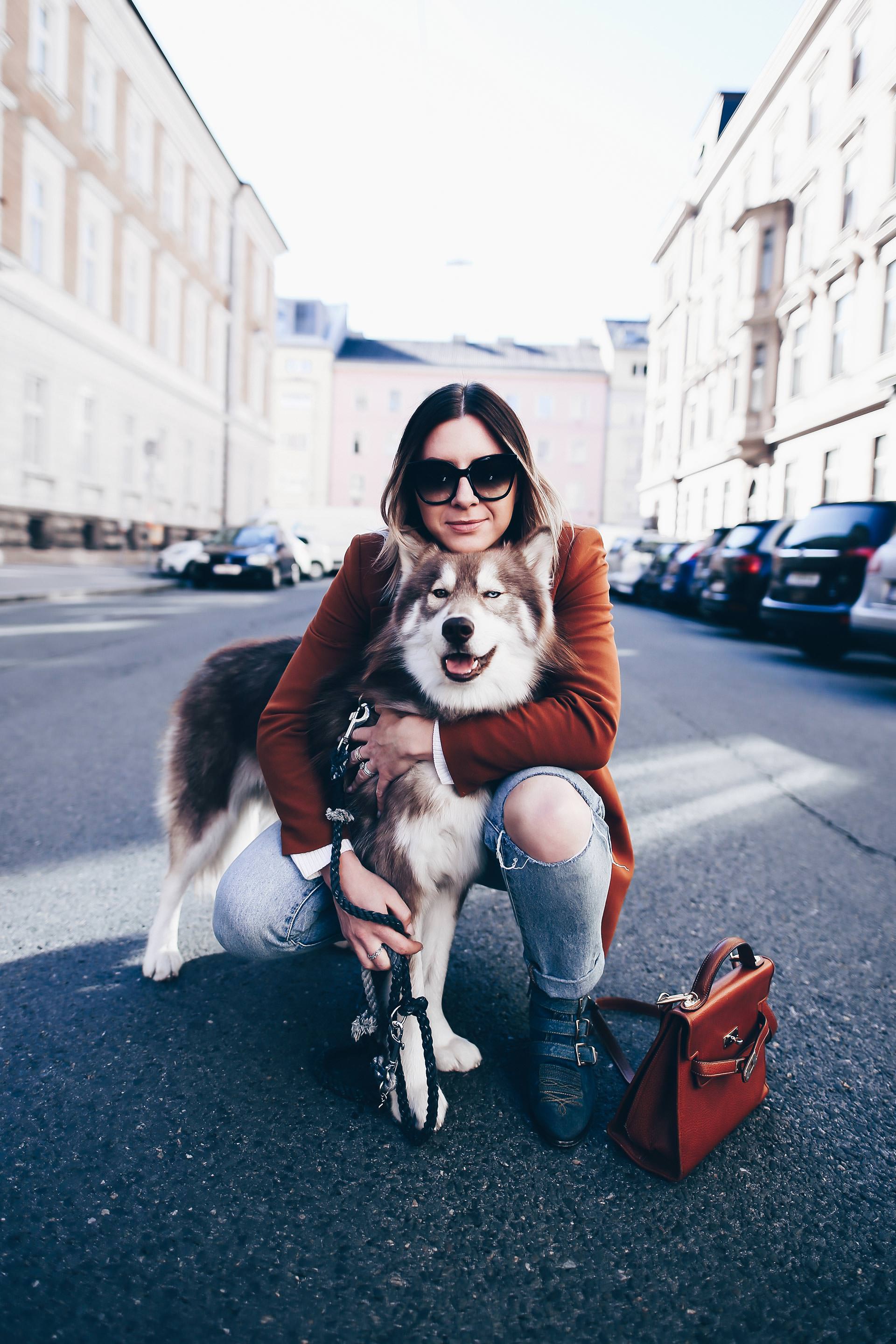 cognacfarbener Blazer und Mom Jeans im Herbst kombinieren, Chloé Susanna Boots Denim Look, Vintage Moschino Bag, Casual Chic Outfit, Fashion Blog, Modeblog, Outfits Blog, www.whoismocca.me