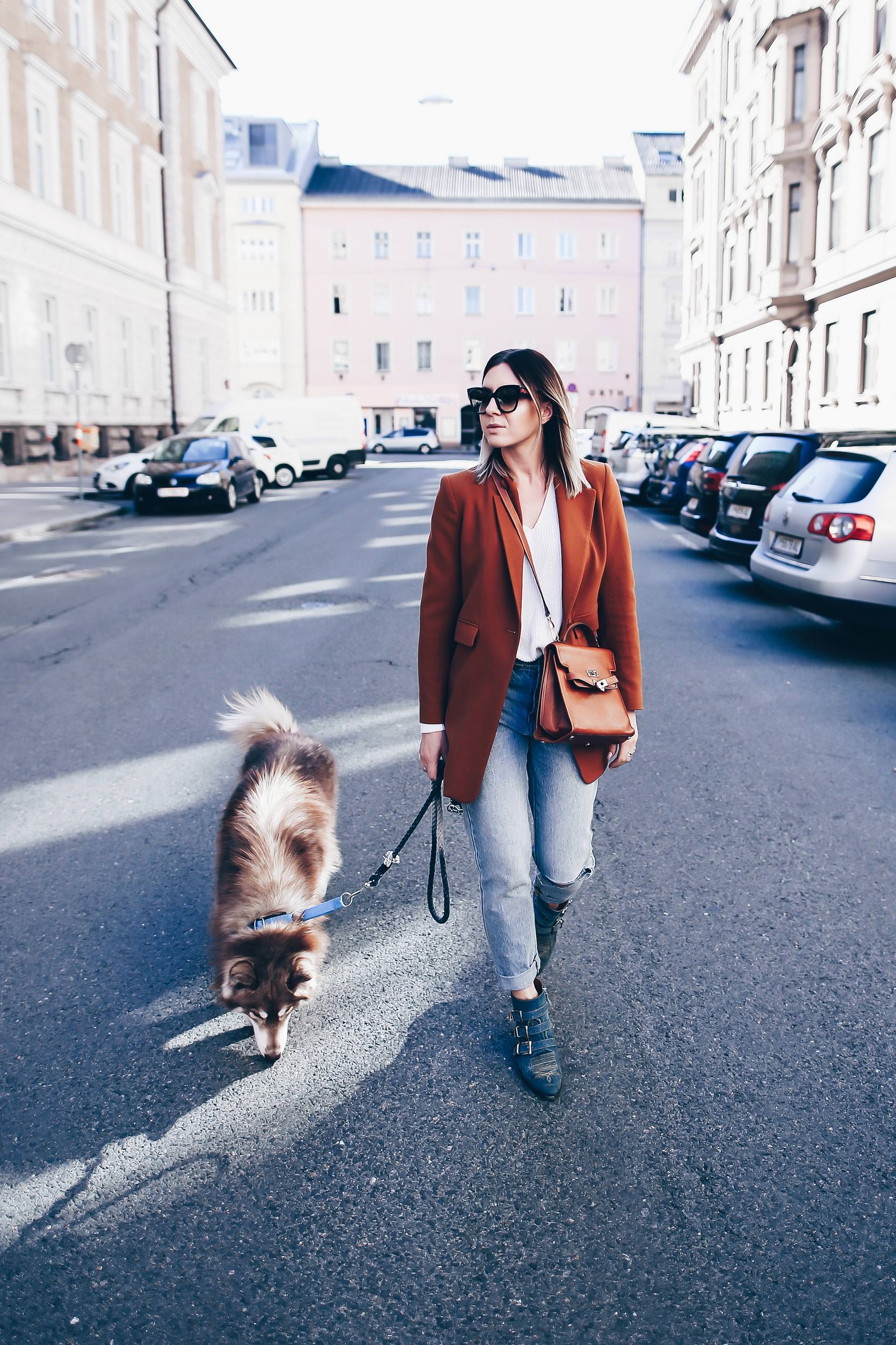 cognacfarbener Blazer und Mom Jeans im Herbst kombinieren, Chloé Susanna Boots Denim Look, Vintage Moschino Bag, Casual Chic Outfit, Fashion Blog, Modeblog, Outfits Blog, www.whoismocca.me