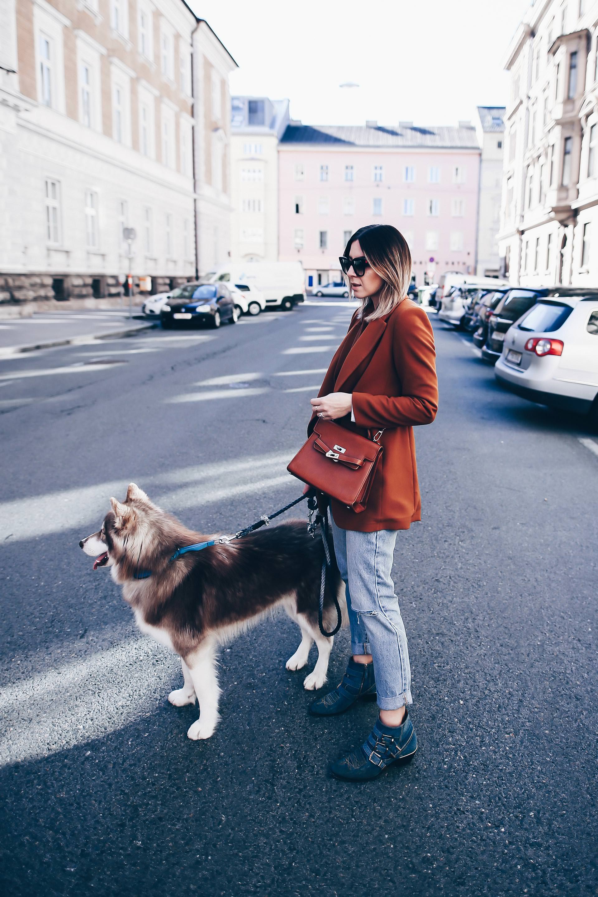 cognacfarbener Blazer und Mom Jeans im Herbst kombinieren, Chloé Susanna Boots Denim Look, Vintage Moschino Bag, Casual Chic Outfit, Fashion Blog, Modeblog, Outfits Blog, www.whoismocca.me