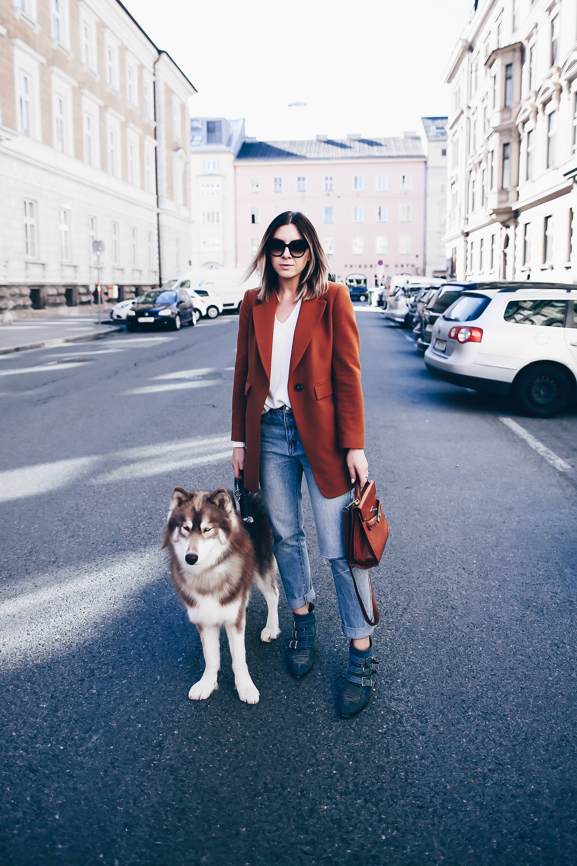 cognacfarbener Blazer und Mom Jeans im Herbst kombinieren, Chloé Susanna Boots Denim Look, Vintage Moschino Bag, Casual Chic Outfit, Fashion Blog, Modeblog, Outfits Blog, www.whoismocca.me