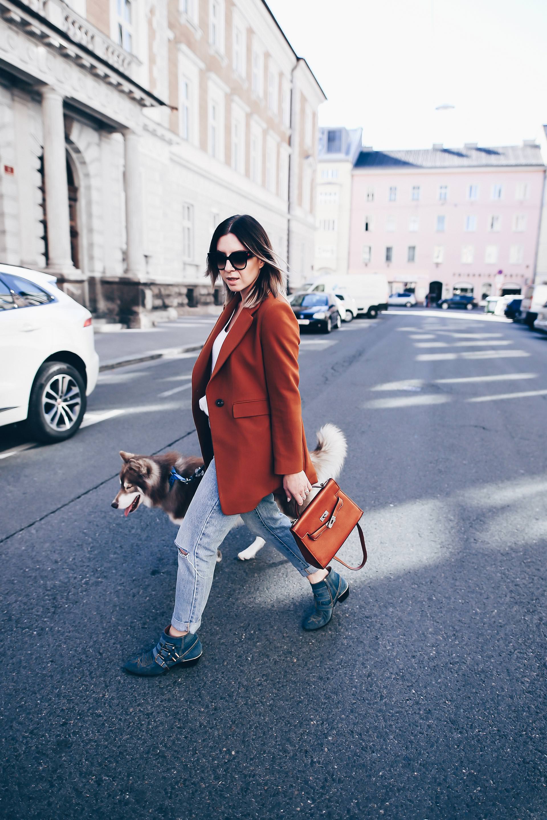 cognacfarbener Blazer und Mom Jeans im Herbst kombinieren, Chloé Susanna Boots Denim Look, Vintage Moschino Bag, Casual Chic Outfit, Fashion Blog, Modeblog, Outfits Blog, www.whoismocca.me