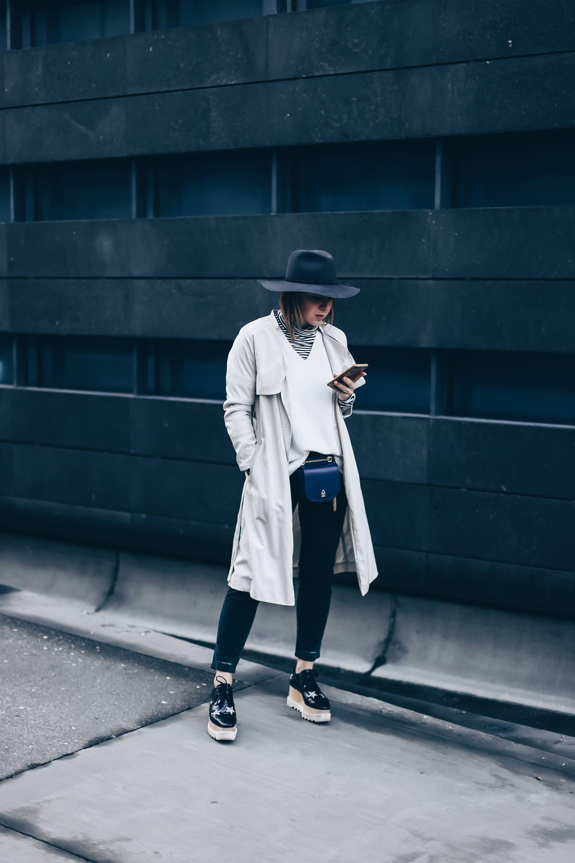 Wie kombiniert man eine Gürteltasche?, Wie trägt man eine Bauchtasche im Alltag?, Gürteltasche Trend, Outfit Idee, Outfit Inspiration für den Herbst, Closed Pedal Pusher Hose, Stella Elyse Star Schuhe, Trenchcoat Outfit, Fashion Blog, Modeblog, Style Blog, www.whoismocca.me