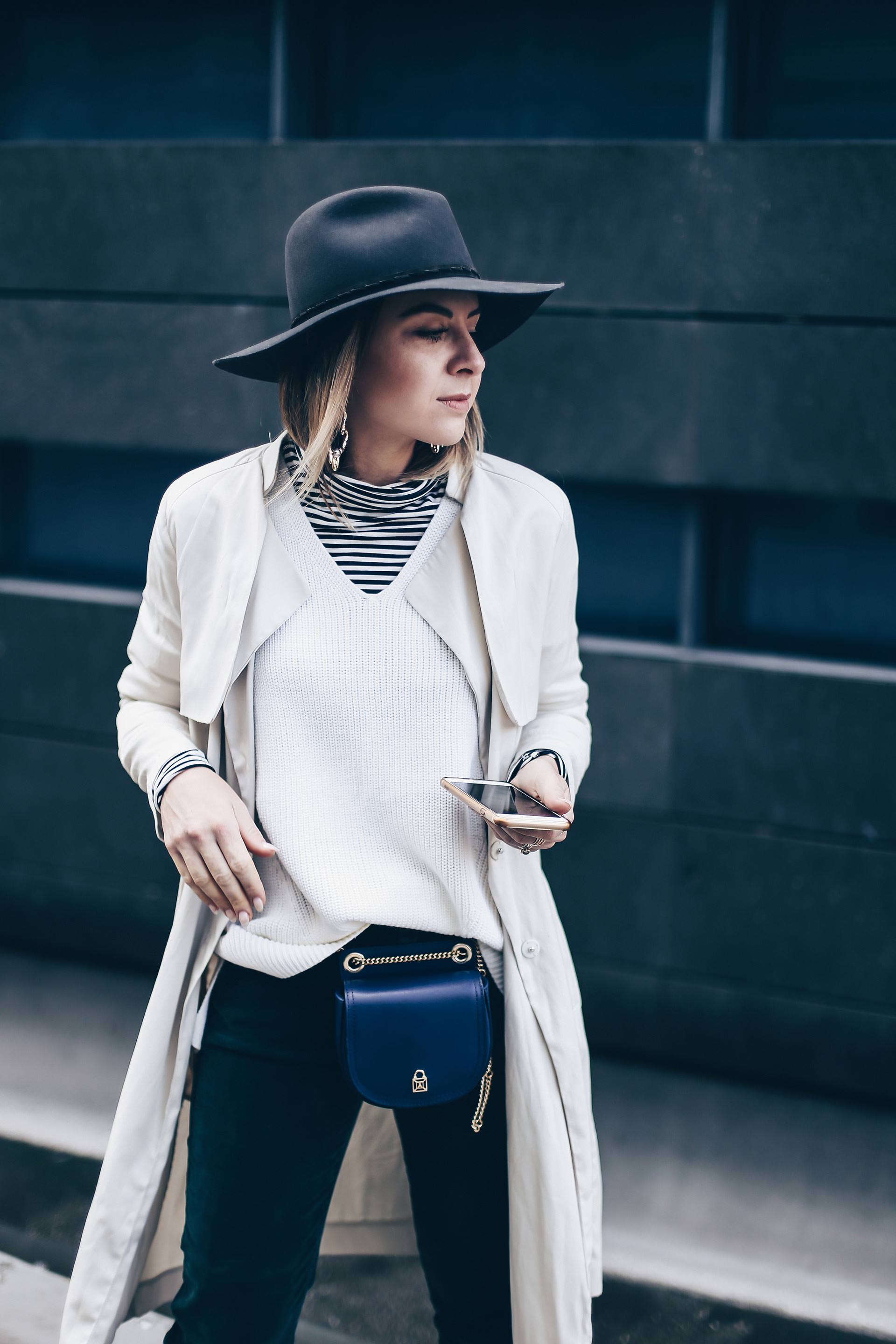 Wie kombiniert man eine Gürteltasche?, Wie trägt man eine Bauchtasche im Alltag?, Gürteltasche Trend, Outfit Idee, Outfit Inspiration für den Herbst, Closed Pedal Pusher Hose, Stella Elyse Star Schuhe, Trenchcoat Outfit, Fashion Blog, Modeblog, Style Blog, www.whoismocca.me