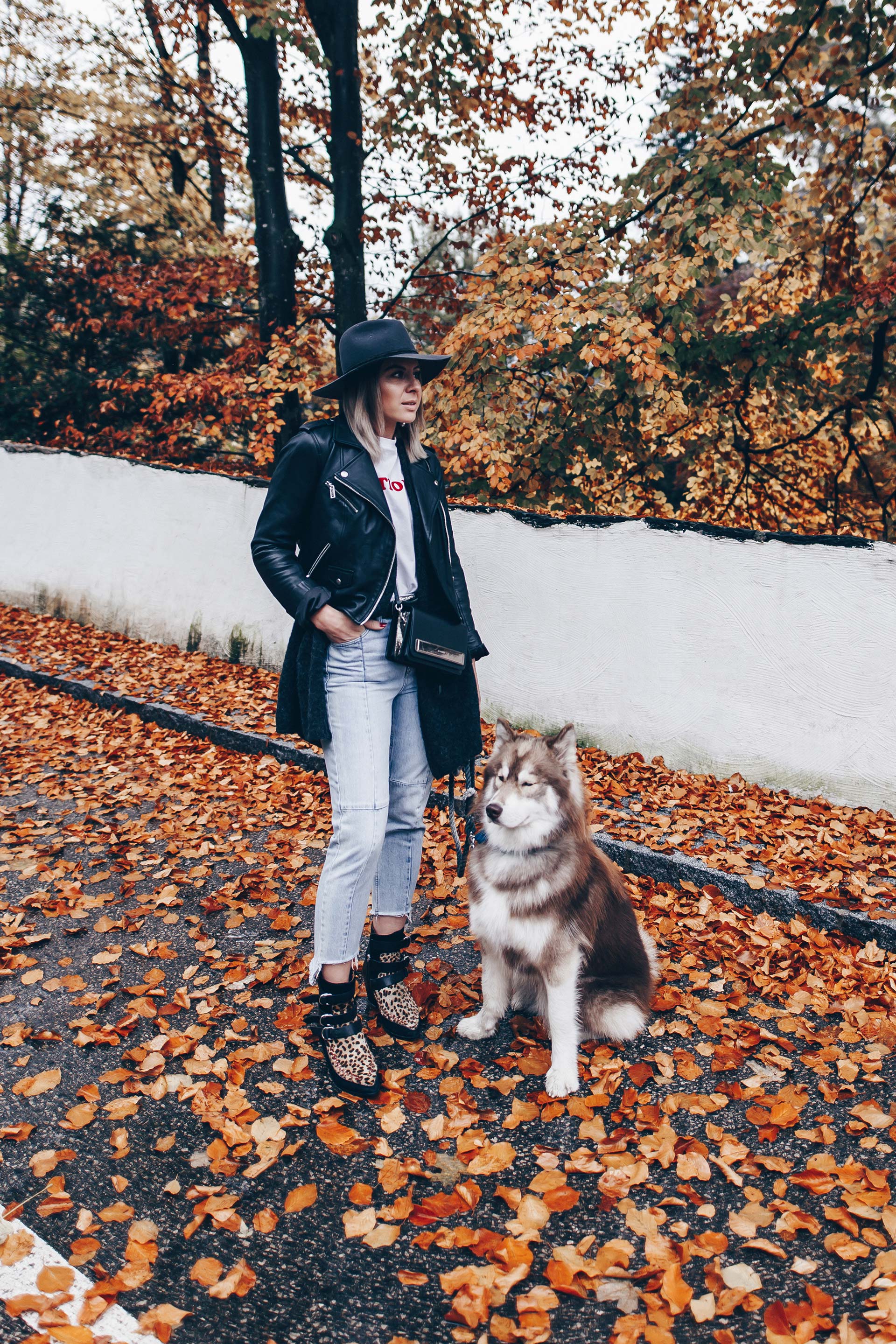 rockiges Outfit mit Jeans, Lederjacke, Cardigan, Isabel Marant Dickey Boots, Leoparden Boots, Isabel Marant Outfit, Lederjacke kombinieren, Herbst Outfit, Fedora, Fashion Blog, Modeblog, Outfits Blog, www.whoismocca.me