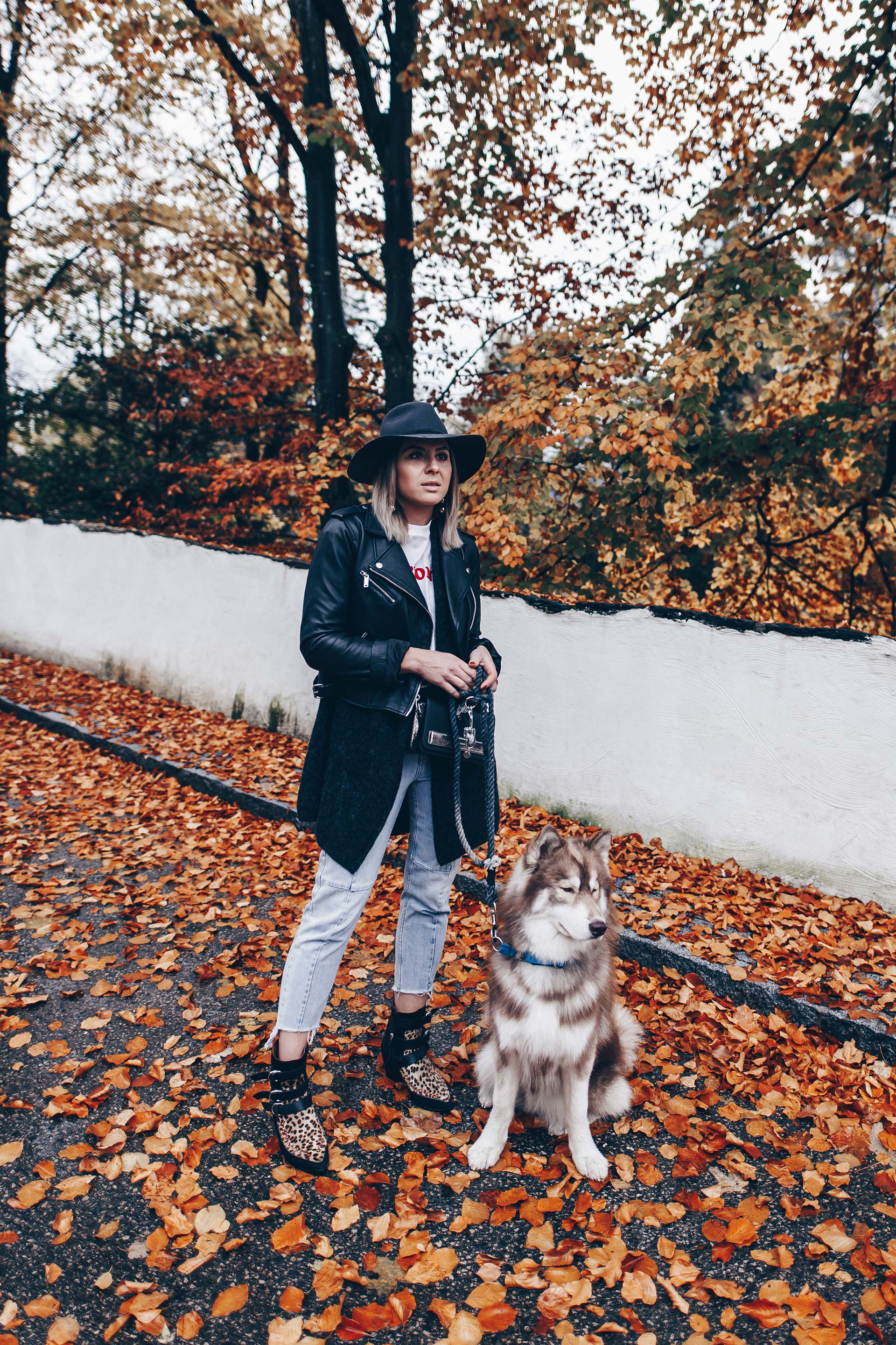 rockiges Outfit mit Jeans, Lederjacke, Cardigan, Isabel Marant Dickey Boots, Leoparden Boots, Isabel Marant Outfit, Lederjacke kombinieren, Herbst Outfit, Fedora, Fashion Blog, Modeblog, Outfits Blog, www.whoismocca.me