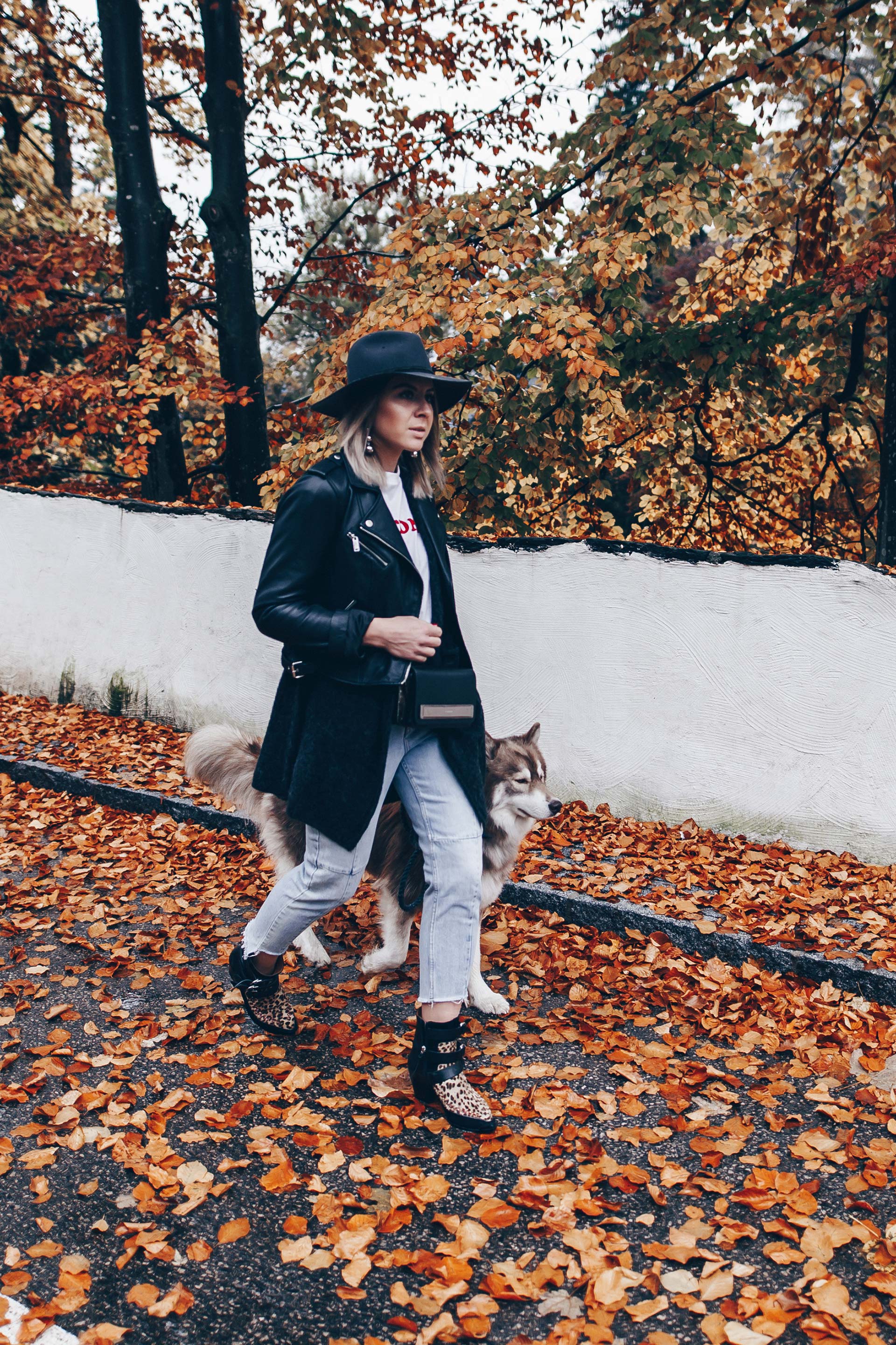 rockiges Outfit mit Jeans, Lederjacke, Cardigan, Isabel Marant Dickey Boots, Leoparden Boots, Isabel Marant Outfit, Lederjacke kombinieren, Herbst Outfit, Fedora, Fashion Blog, Modeblog, Outfits Blog, www.whoismocca.me