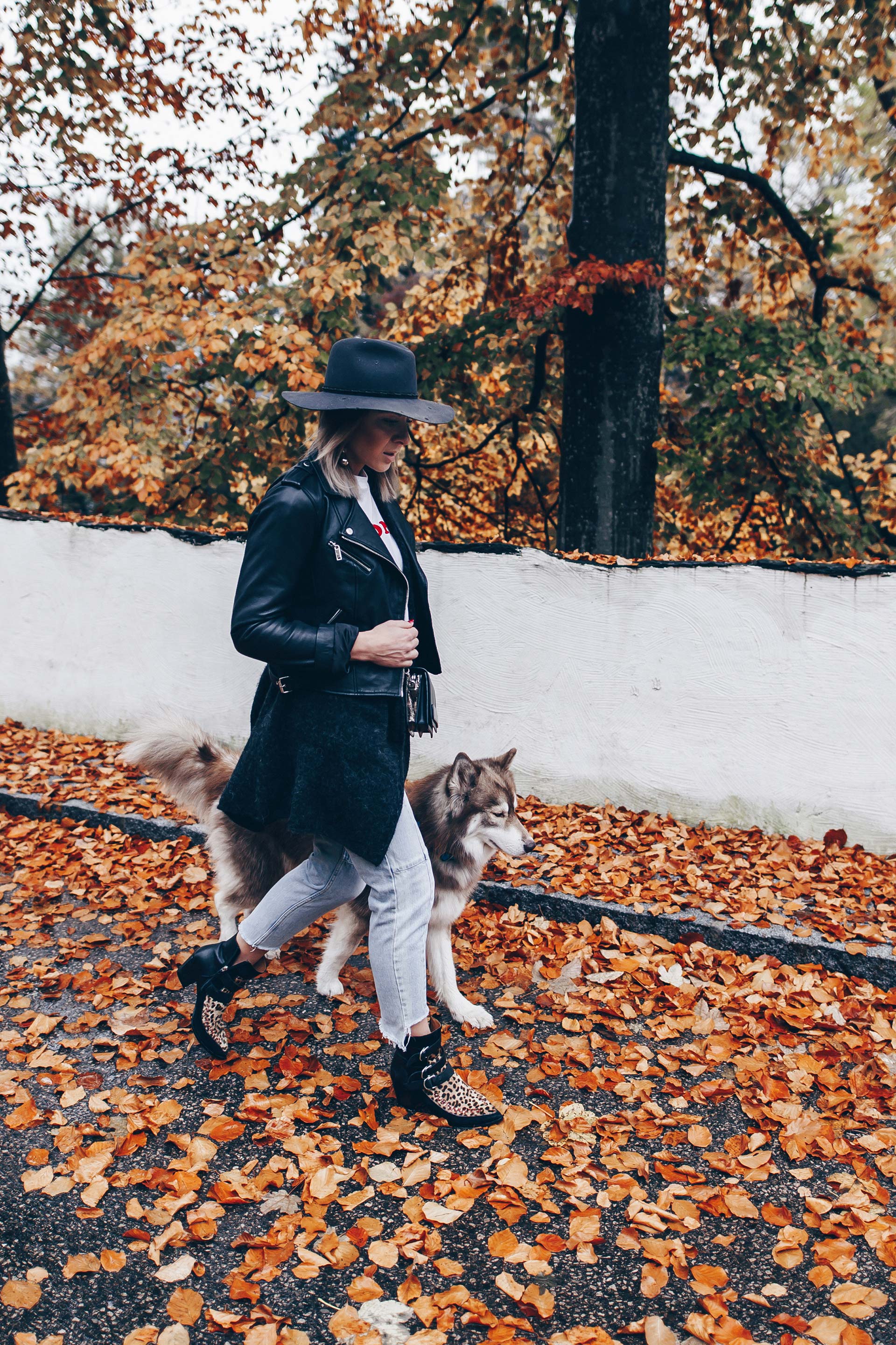 rockiges Outfit mit Jeans, Lederjacke, Cardigan, Isabel Marant Dickey Boots, Leoparden Boots, Isabel Marant Outfit, Lederjacke kombinieren, Herbst Outfit, Fedora, Fashion Blog, Modeblog, Outfits Blog, www.whoismocca.me