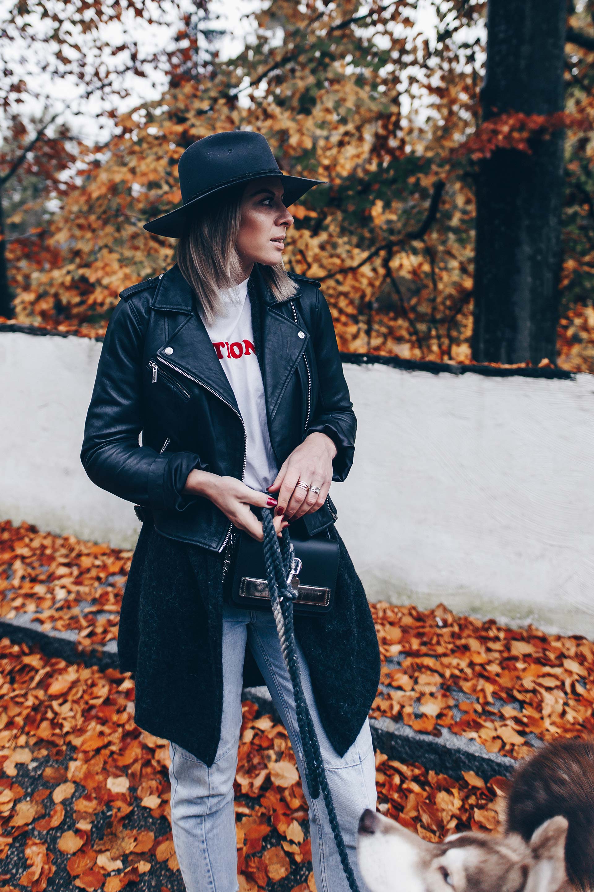 rockiges Outfit mit Jeans, Lederjacke, Cardigan, Isabel Marant Dickey Boots, Leoparden Boots, Isabel Marant Outfit, Lederjacke kombinieren, Herbst Outfit, Fedora, Fashion Blog, Modeblog, Outfits Blog, www.whoismocca.me