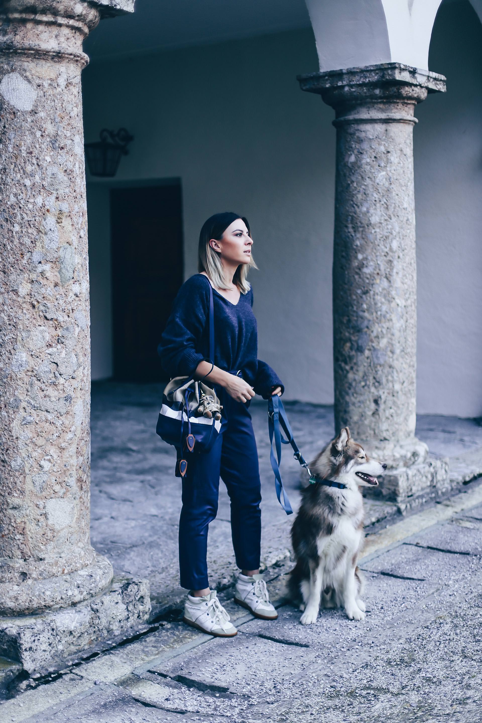 Dunkelblau kombinieren, Casual Chic Styling mit Isabel Marant Bobby Sneaker Wedges, oversize Strickpullover und Burberry Beuteltasche, Herbst Outfit, Herbst Trends 2017, Fashion Blog, Modeblog, Outfit of the Day, www.whoismocca.me