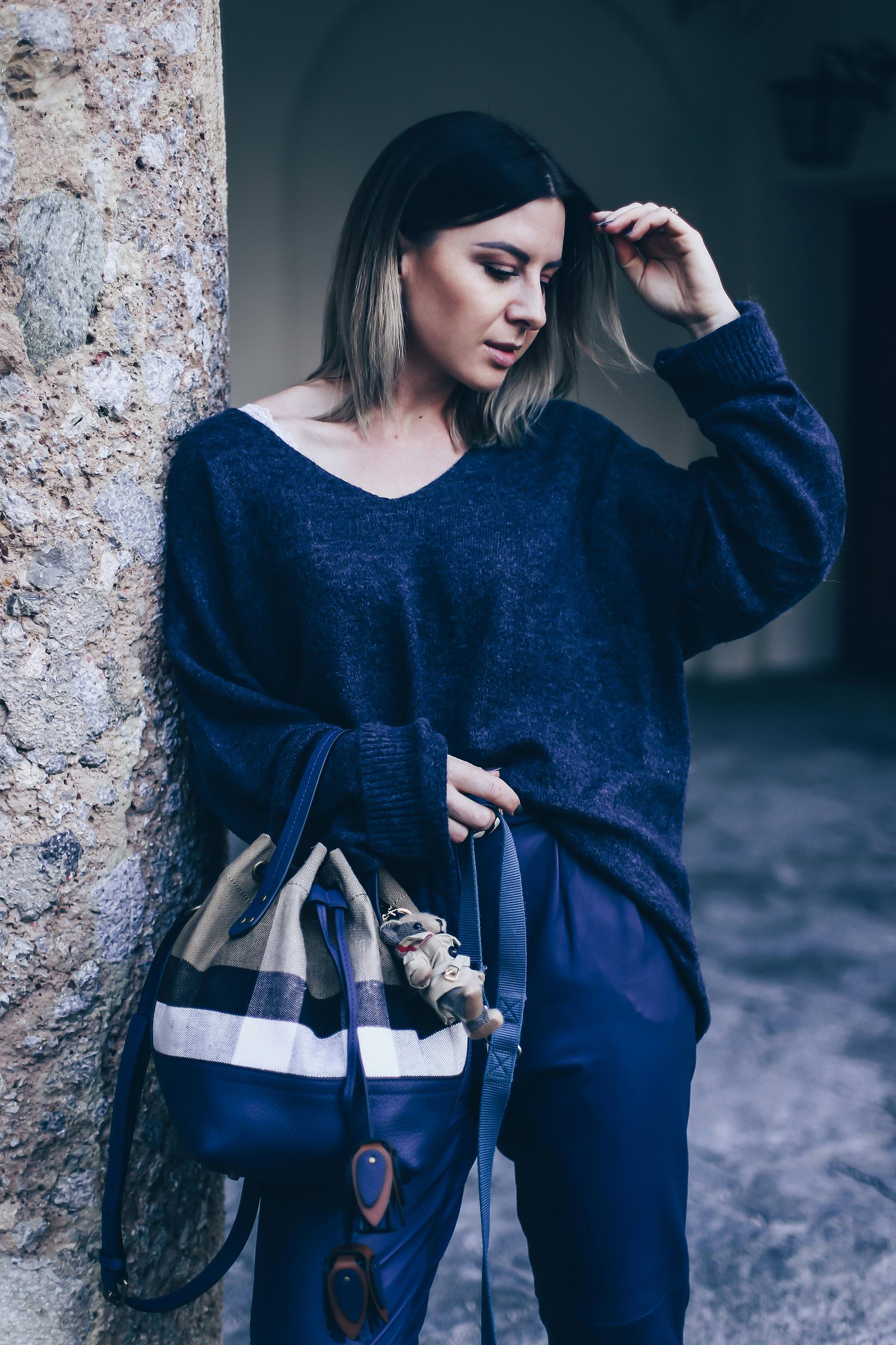 Dunkelblau kombinieren, Casual Chic Styling mit Isabel Marant Bobby Sneaker Wedges, oversize Strickpullover und Burberry Beuteltasche, Herbst Outfit, Herbst Trends 2017, Fashion Blog, Modeblog, Outfit of the Day, www.whoismocca.me