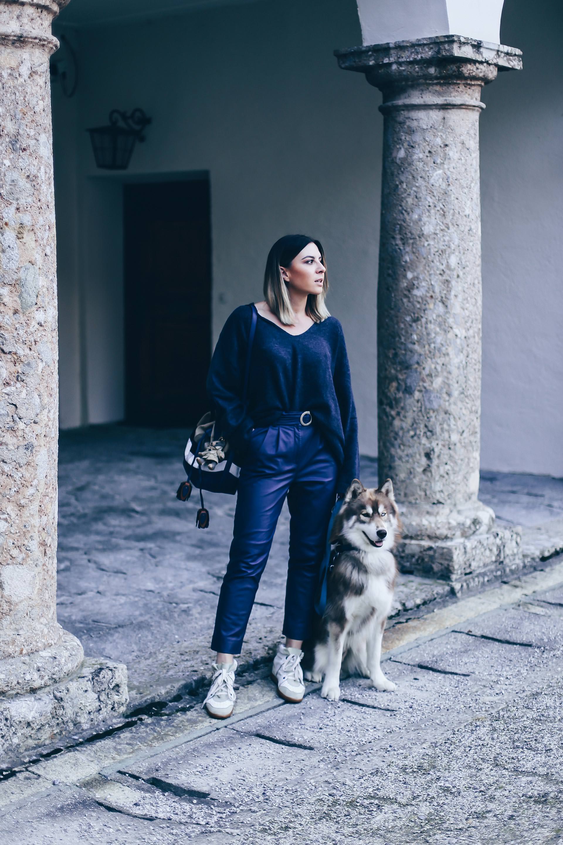 Dunkelblau kombinieren, Casual Chic Styling mit Isabel Marant Bobby Sneaker Wedges, oversize Strickpullover und Burberry Beuteltasche, Herbst Outfit, Herbst Trends 2017, Fashion Blog, Modeblog, Outfit of the Day, www.whoismocca.me