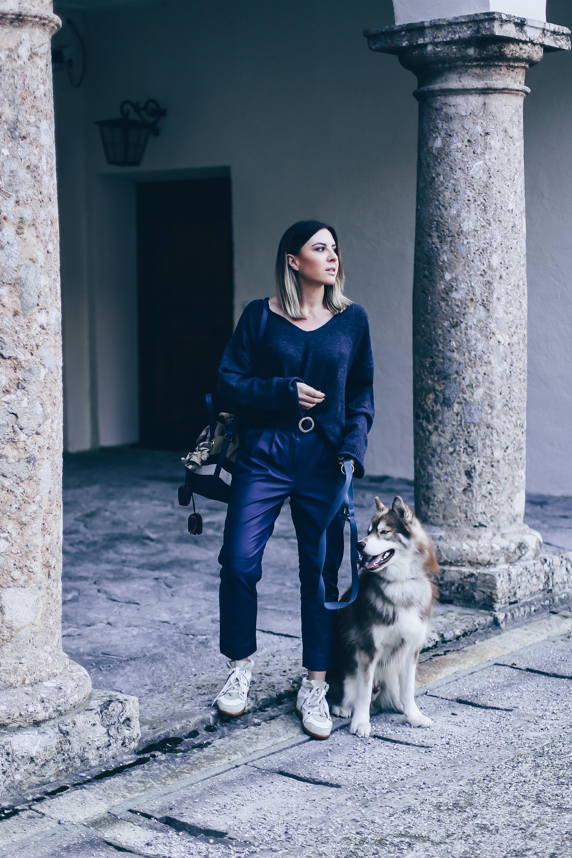 Dunkelblau kombinieren, Casual Chic Styling mit Isabel Marant Bobby Sneaker Wedges, oversize Strickpullover und Burberry Beuteltasche, Herbst Outfit, Herbst Trends 2017, Fashion Blog, Modeblog, Outfit of the Day, www.whoismocca.me