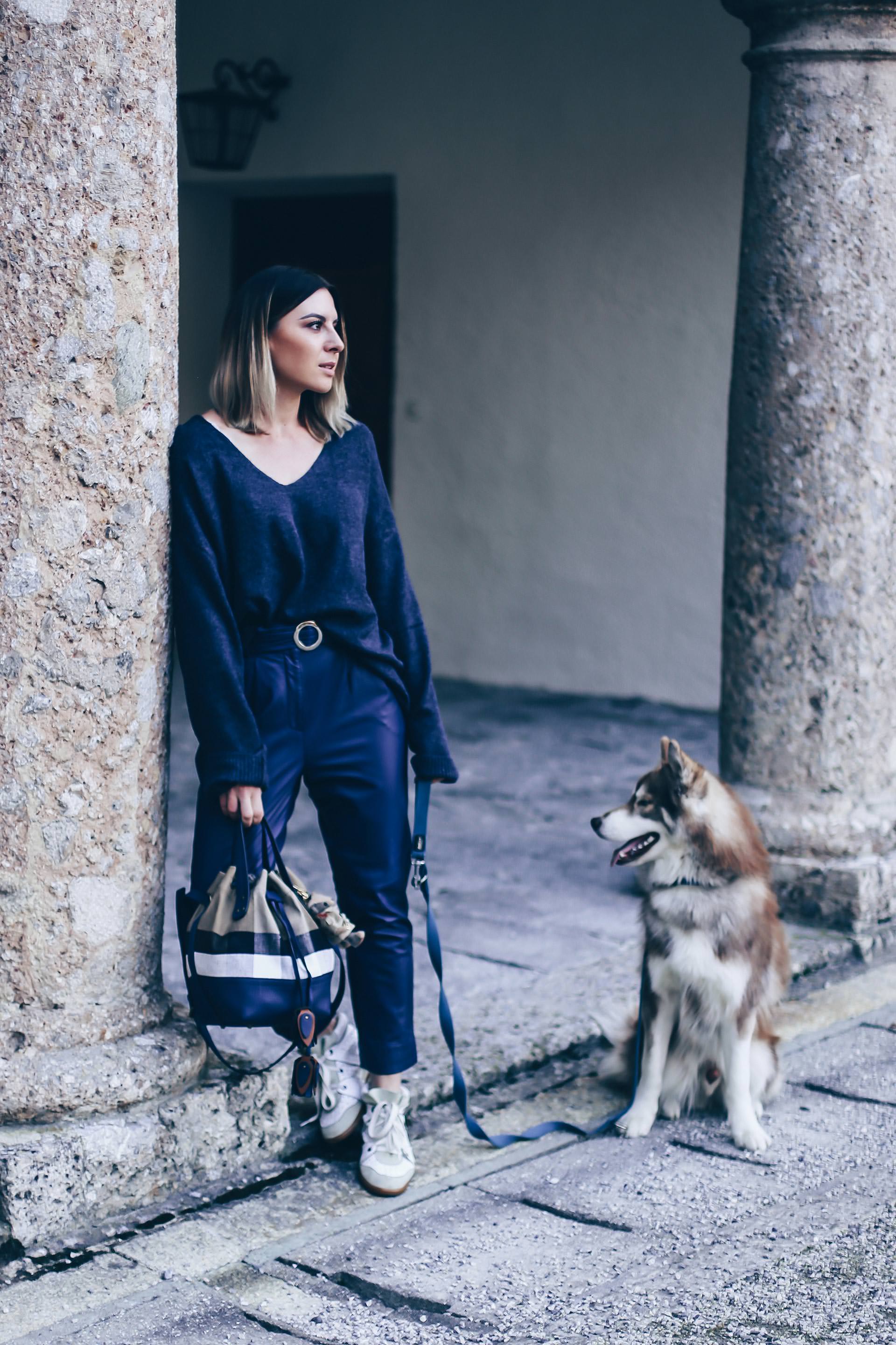 Dunkelblau kombinieren, Casual Chic Styling mit Isabel Marant Bobby Sneaker Wedges, oversize Strickpullover und Burberry Beuteltasche, Herbst Outfit, Herbst Trends 2017, Fashion Blog, Modeblog, Outfit of the Day, www.whoismocca.me