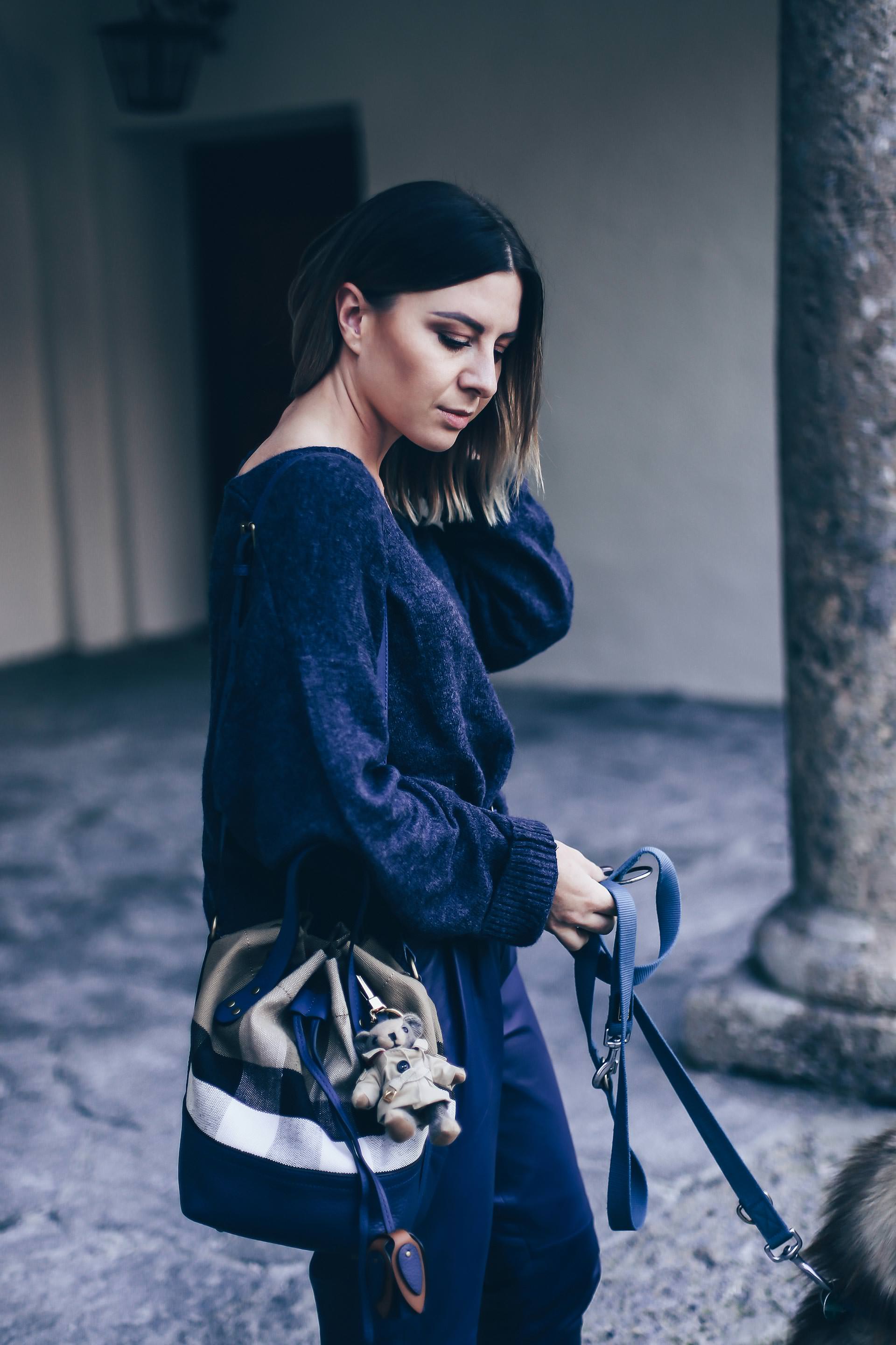 Dunkelblau kombinieren, Casual Chic Styling mit Isabel Marant Bobby Sneaker Wedges, oversize Strickpullover und Burberry Beuteltasche, Herbst Outfit, Herbst Trends 2017, Fashion Blog, Modeblog, Outfit of the Day, www.whoismocca.me