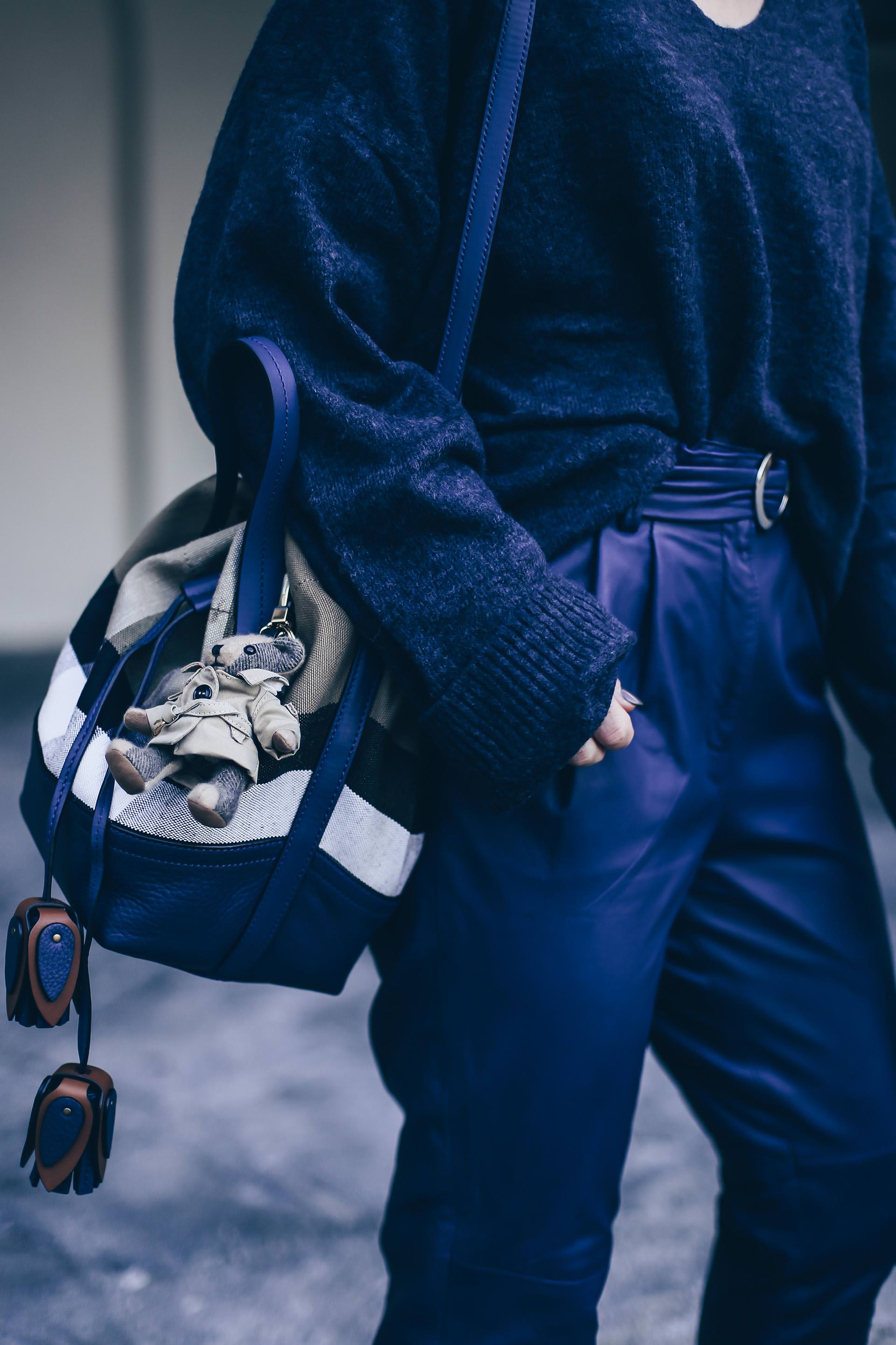 Dunkelblau kombinieren, Casual Chic Styling mit Isabel Marant Bobby Sneaker Wedges, oversize Strickpullover und Burberry Beuteltasche, Herbst Outfit, Herbst Trends 2017, Fashion Blog, Modeblog, Outfit of the Day, www.whoismocca.me