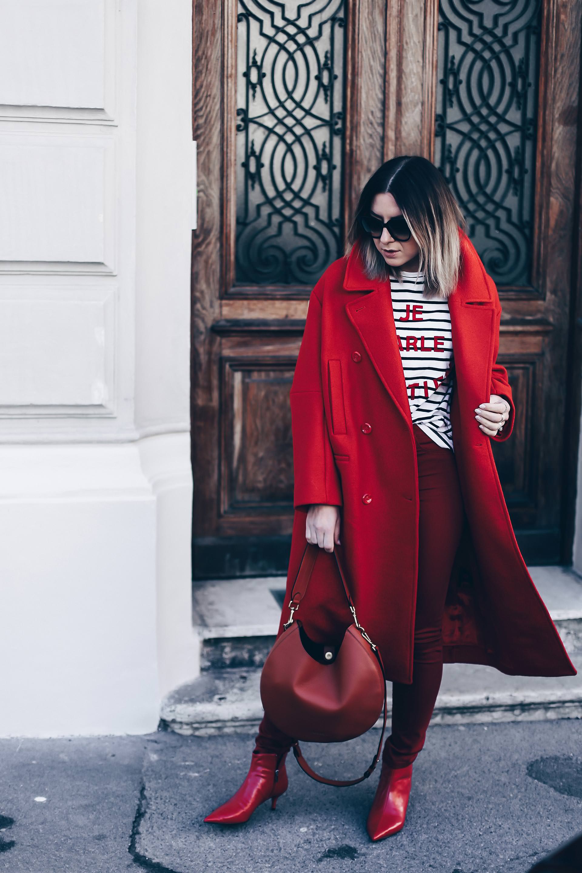 Red Colour Blocking, roter Mantel kombinieren, rote Ankle Boots, rote Jeans, Herbst Outfit, All Red Look, Streetstyle, Herbst Trends, Fashion Blog, Modeblog, Outfit Blog, www.whoismocca.me