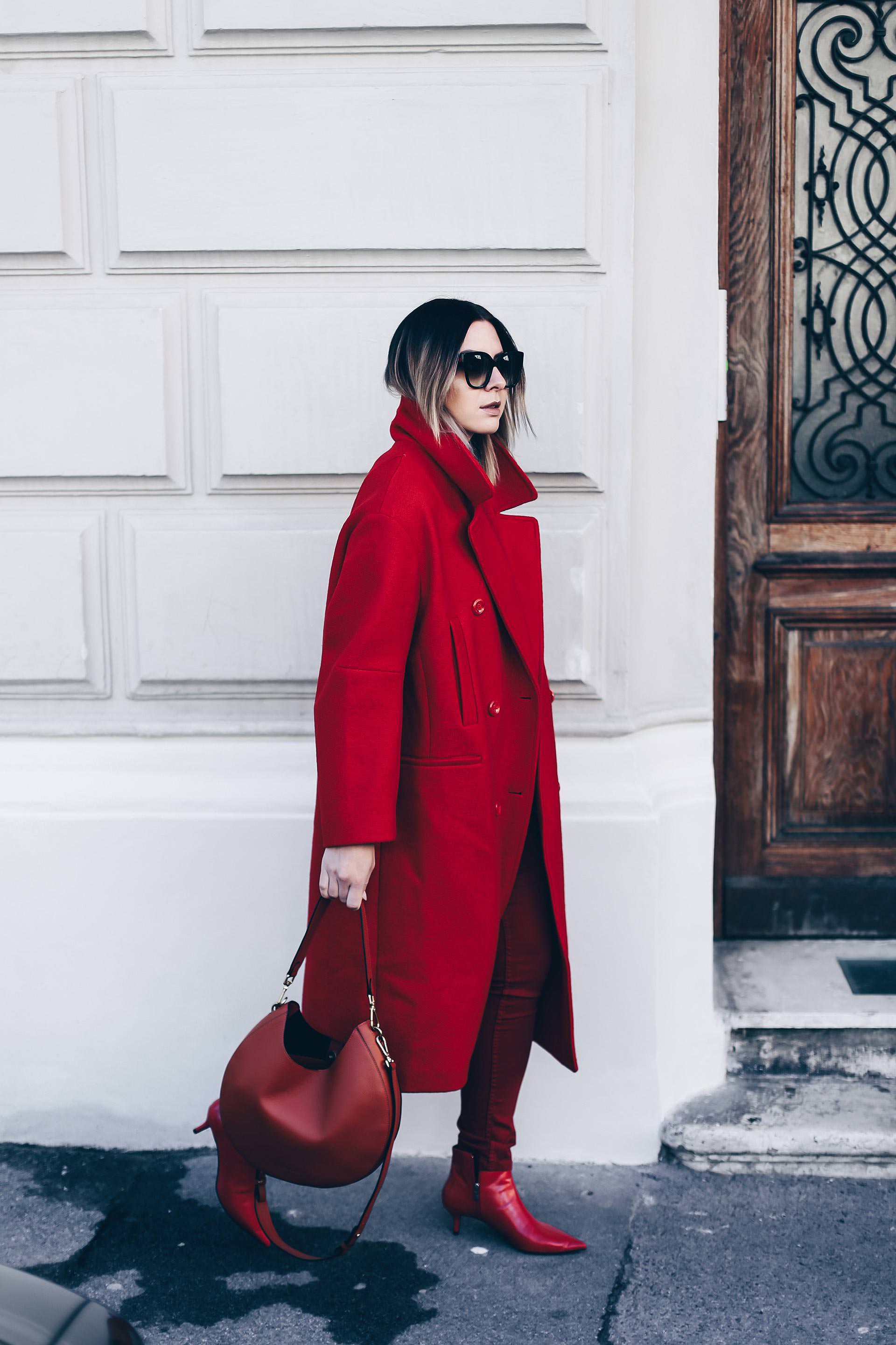 Red Colour Blocking, roter Mantel kombinieren, rote Ankle Boots, rote Jeans, Herbst Outfit, All Red Look, Streetstyle, Herbst Trends, Fashion Blog, Modeblog, Outfit Blog, www.whoismocca.me