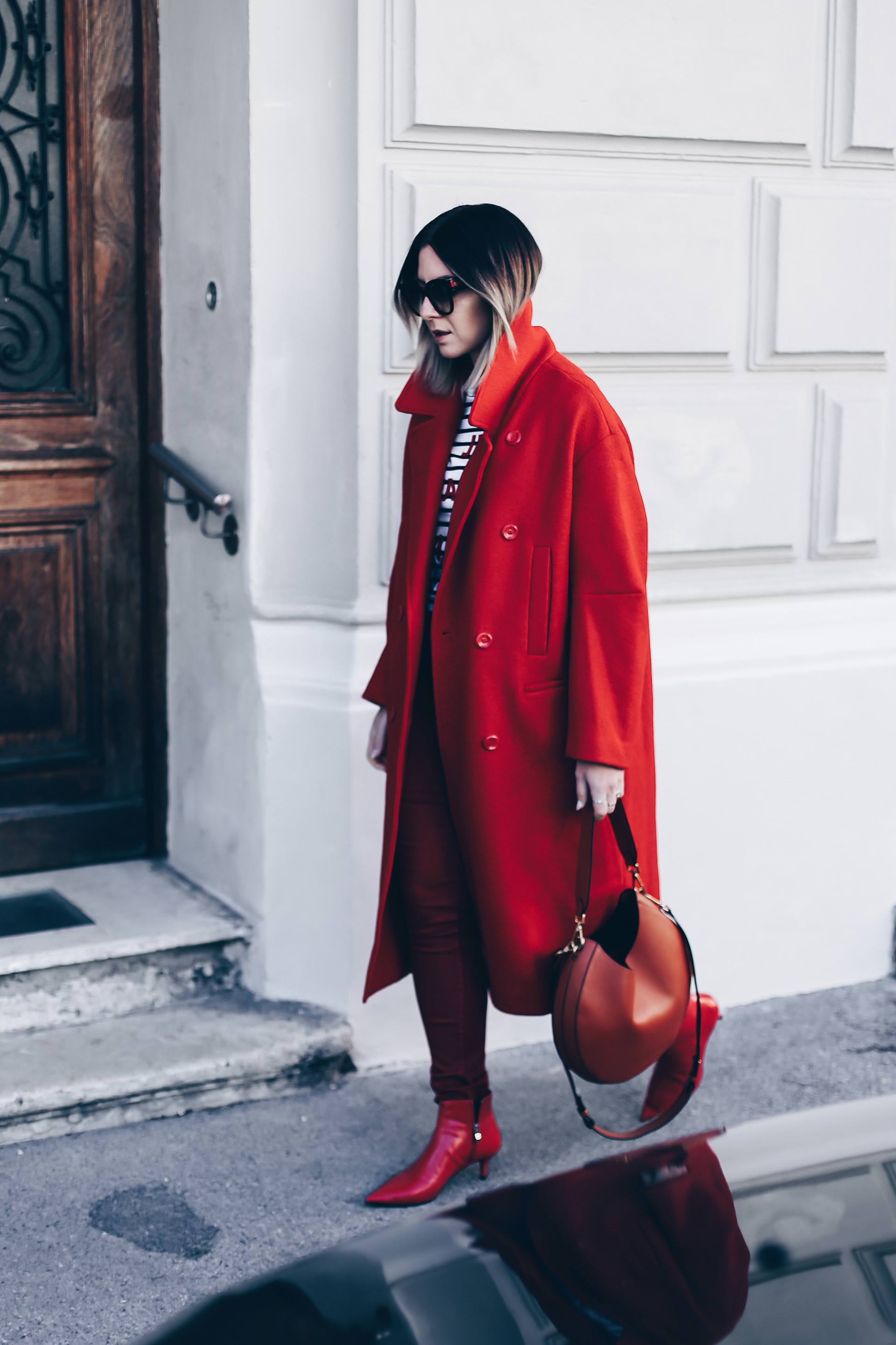 Red Colour Blocking, roter Mantel kombinieren, rote Ankle Boots, rote Jeans, Herbst Outfit, All Red Look, Streetstyle, Herbst Trends, Fashion Blog, Modeblog, Outfit Blog, www.whoismocca.me