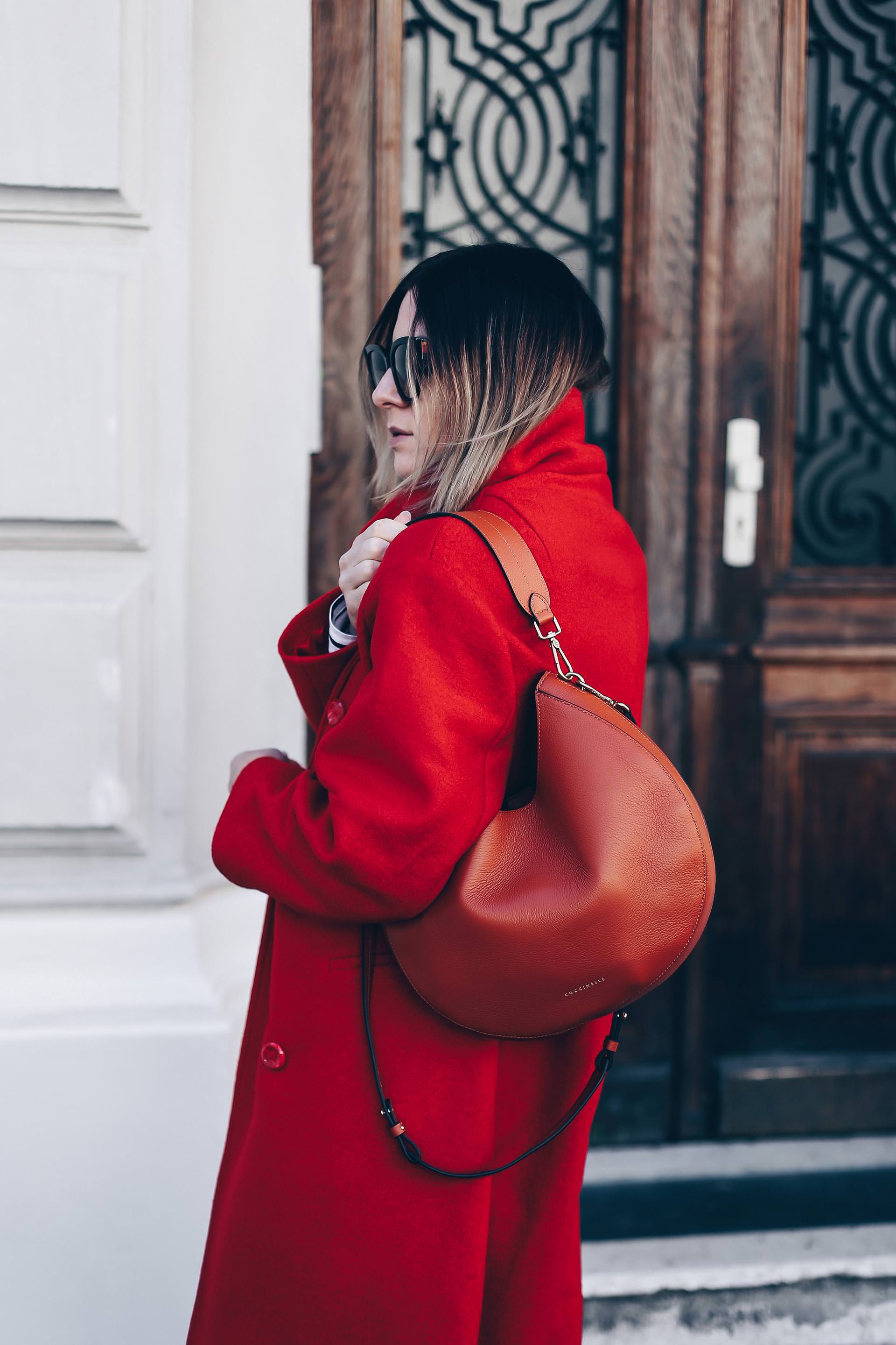 Red Colour Blocking, roter Mantel kombinieren, rote Ankle Boots, rote Jeans, Herbst Outfit, All Red Look, Streetstyle, Herbst Trends, Fashion Blog, Modeblog, Outfit Blog, www.whoismocca.me