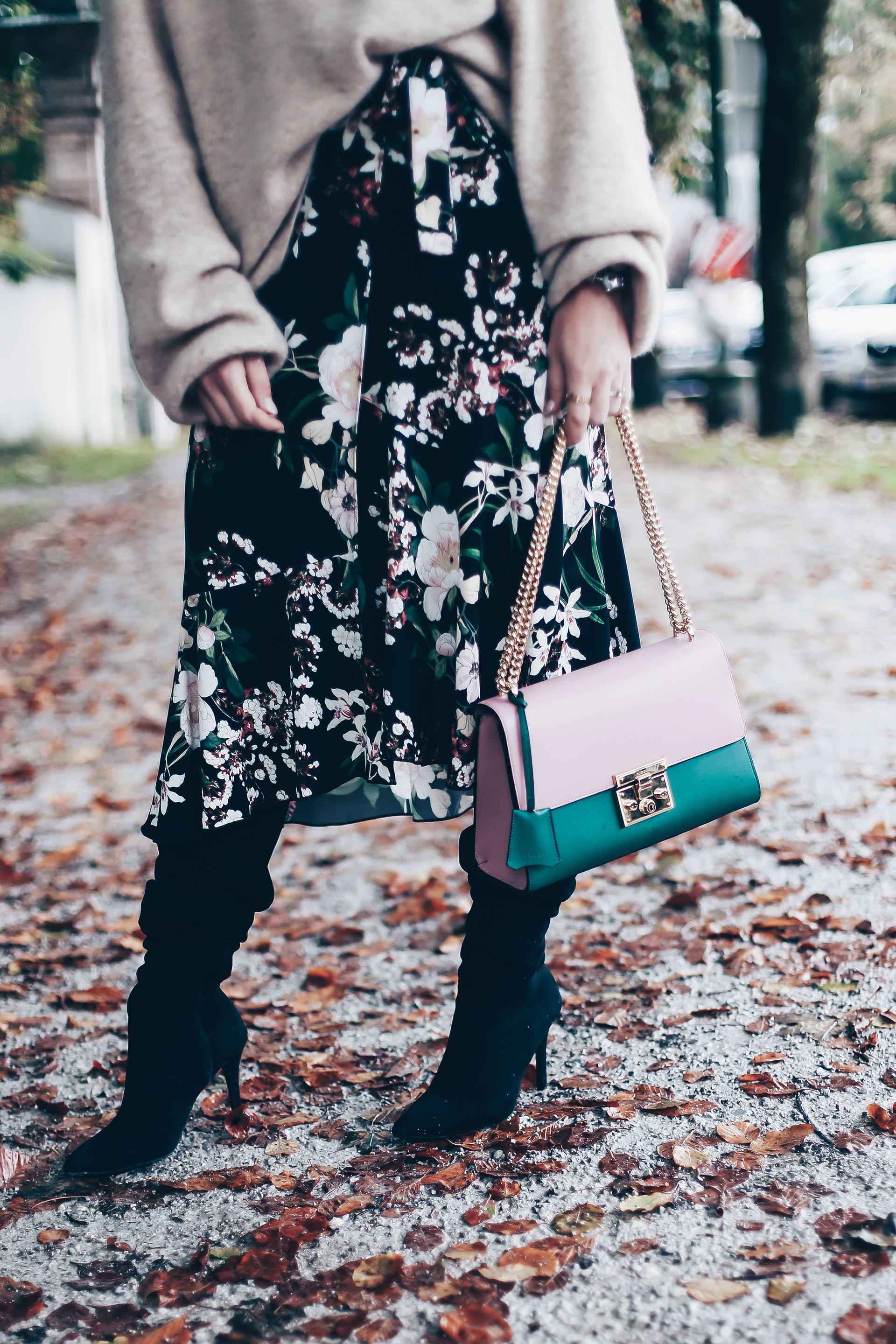 Stiefel zum Rock kombinieren, Weit Schaftstiefel und Midirock, Herbst Outfit, Oversize Pullover, Streetstyle, Gucci Padlock, Herbst Trends, Fashion Blog, Outfit of the Day, Modeblog, www.whoismocca.me