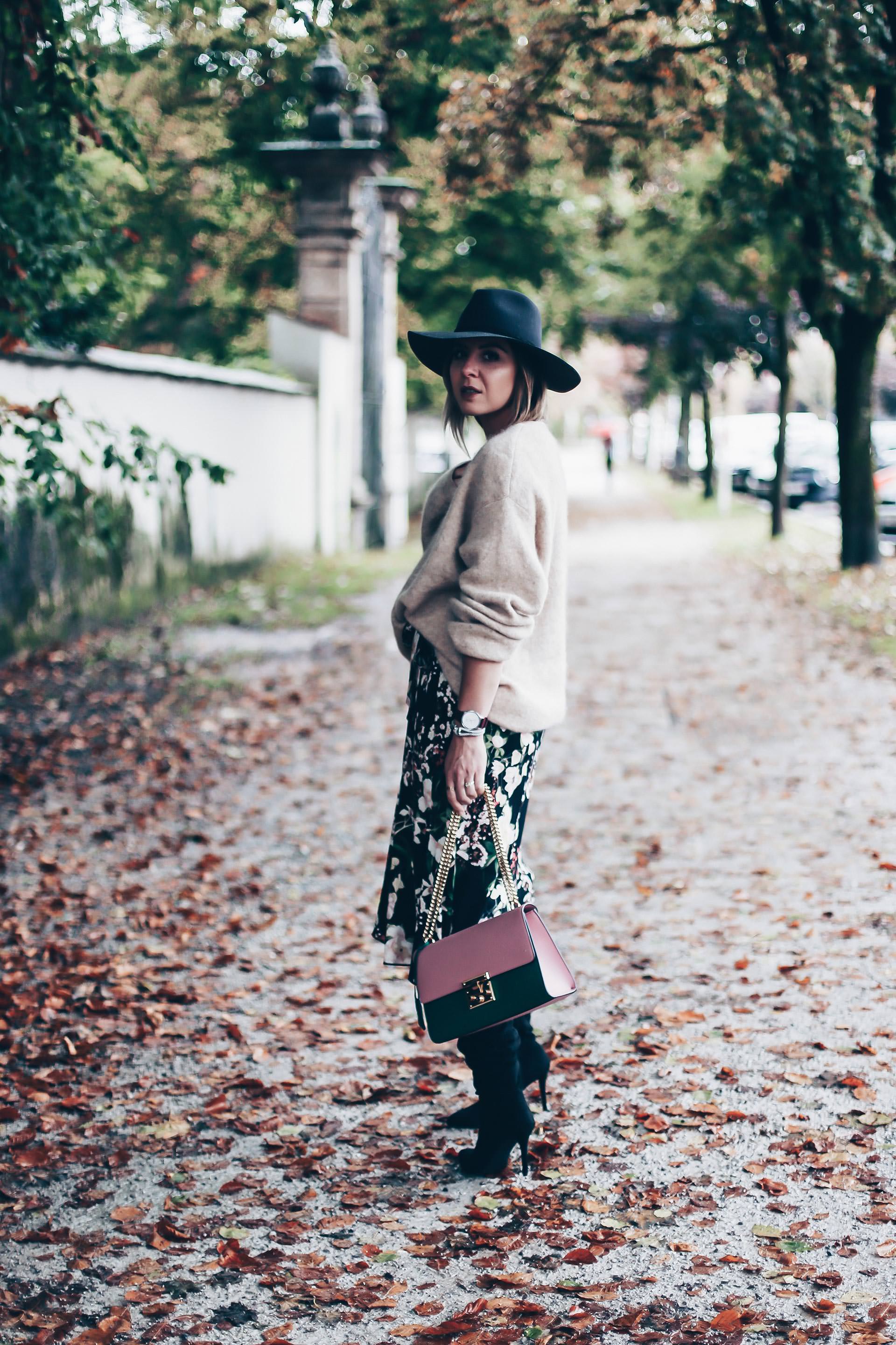 Stiefel zum Rock kombinieren, Weit Schaftstiefel und Midirock, Herbst Outfit, Oversize Pullover, Streetstyle, Gucci Padlock, Herbst Trends, Fashion Blog, Outfit of the Day, Modeblog, www.whoismocca.me