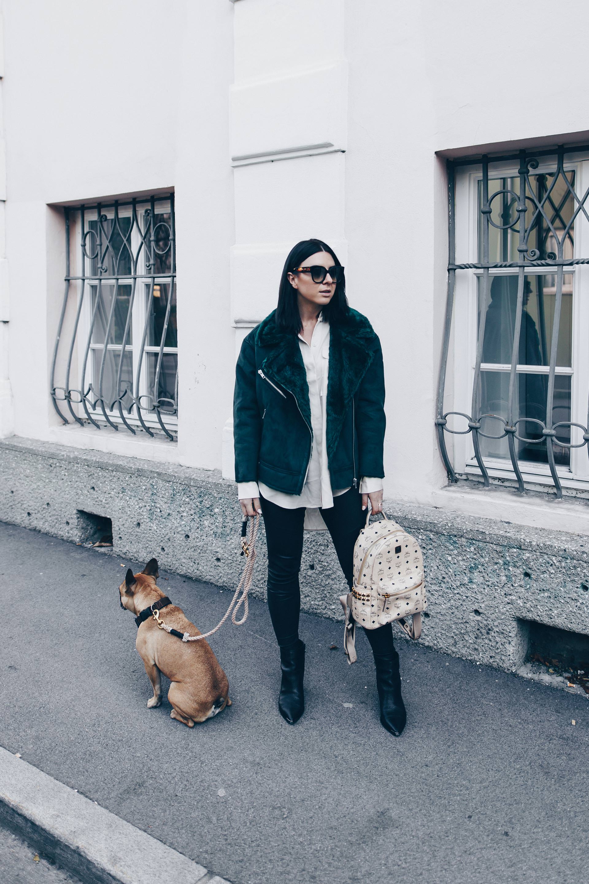 Outfit mit Lederhose, Hemdbluse, grüner Shearling Biker Jacket und MCM Rucksack in Beige, Acne Studios Loma Boots, Streetstyle, Fashion Blog, Modeblog, www.whoismocca.me