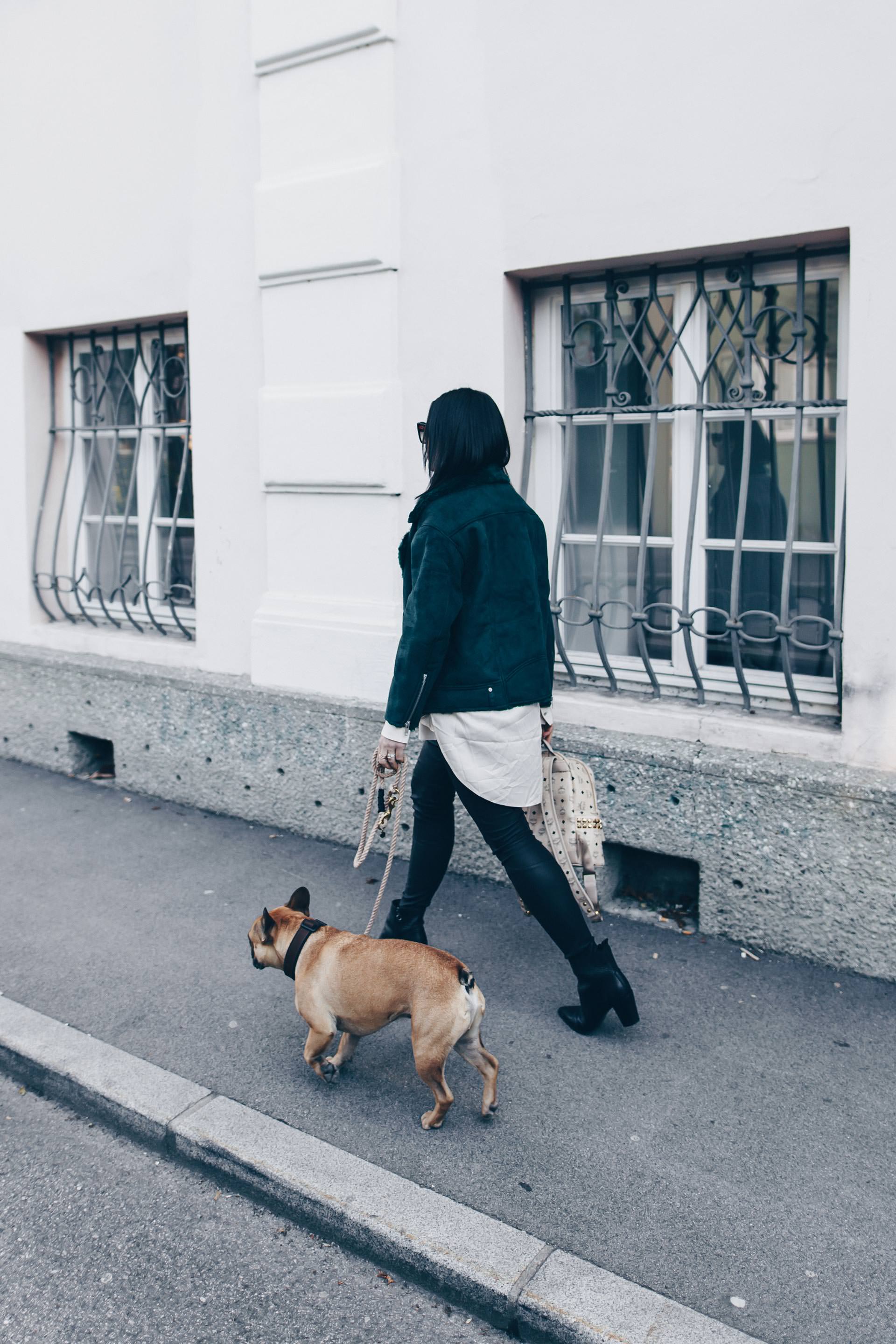 Outfit mit Lederhose, Hemdbluse, grüner Shearling Biker Jacket und MCM Rucksack in Beige, Acne Studios Loma Boots, Streetstyle, Fashion Blog, Modeblog, www.whoismocca.me