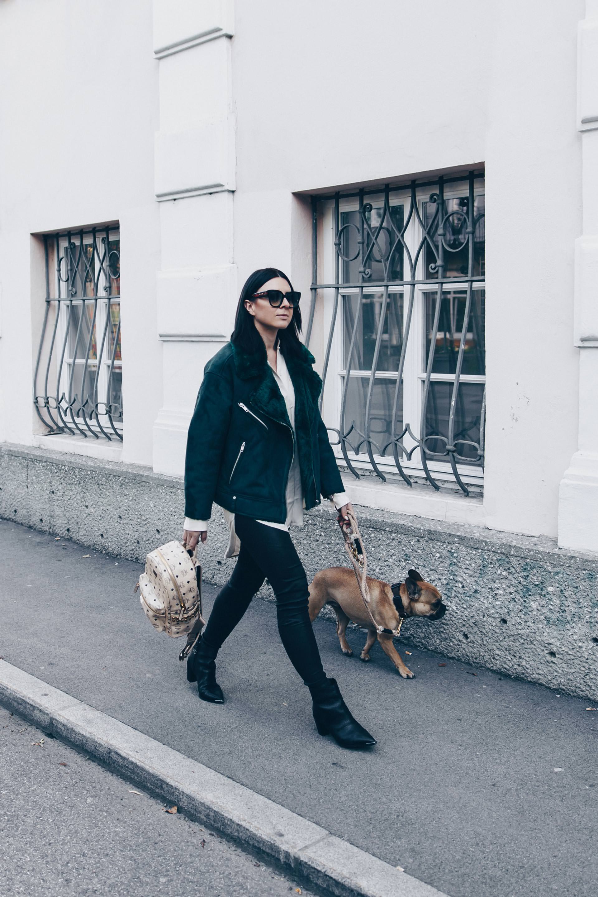 Outfit mit Lederhose, Hemdbluse, grüner Shearling Biker Jacket und MCM Rucksack in Beige, Acne Studios Loma Boots, Streetstyle, Fashion Blog, Modeblog, www.whoismocca.me