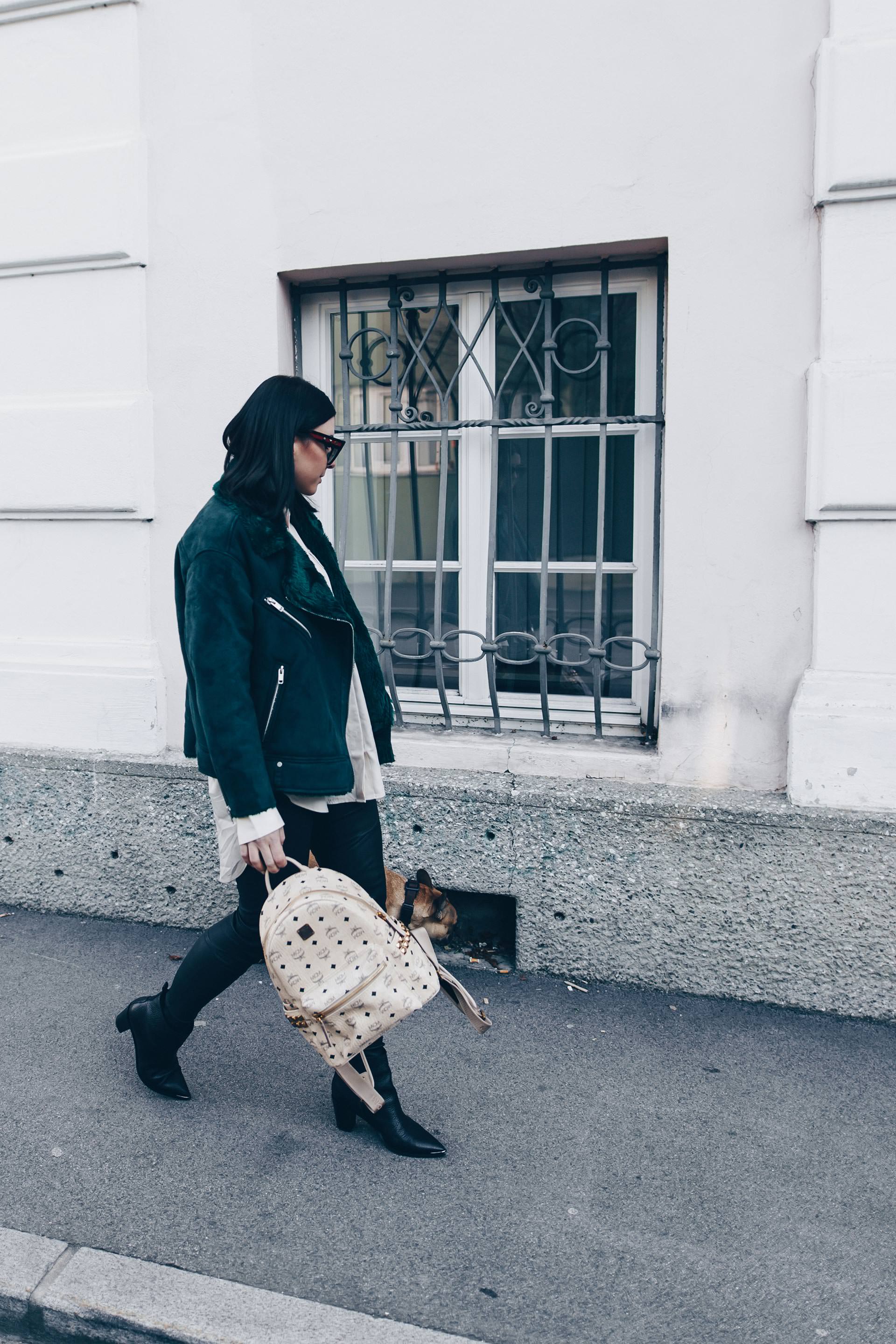 Outfit mit Lederhose, Hemdbluse, grüner Shearling Biker Jacket und MCM Rucksack in Beige, Acne Studios Loma Boots, Streetstyle, Fashion Blog, Modeblog, www.whoismocca.me