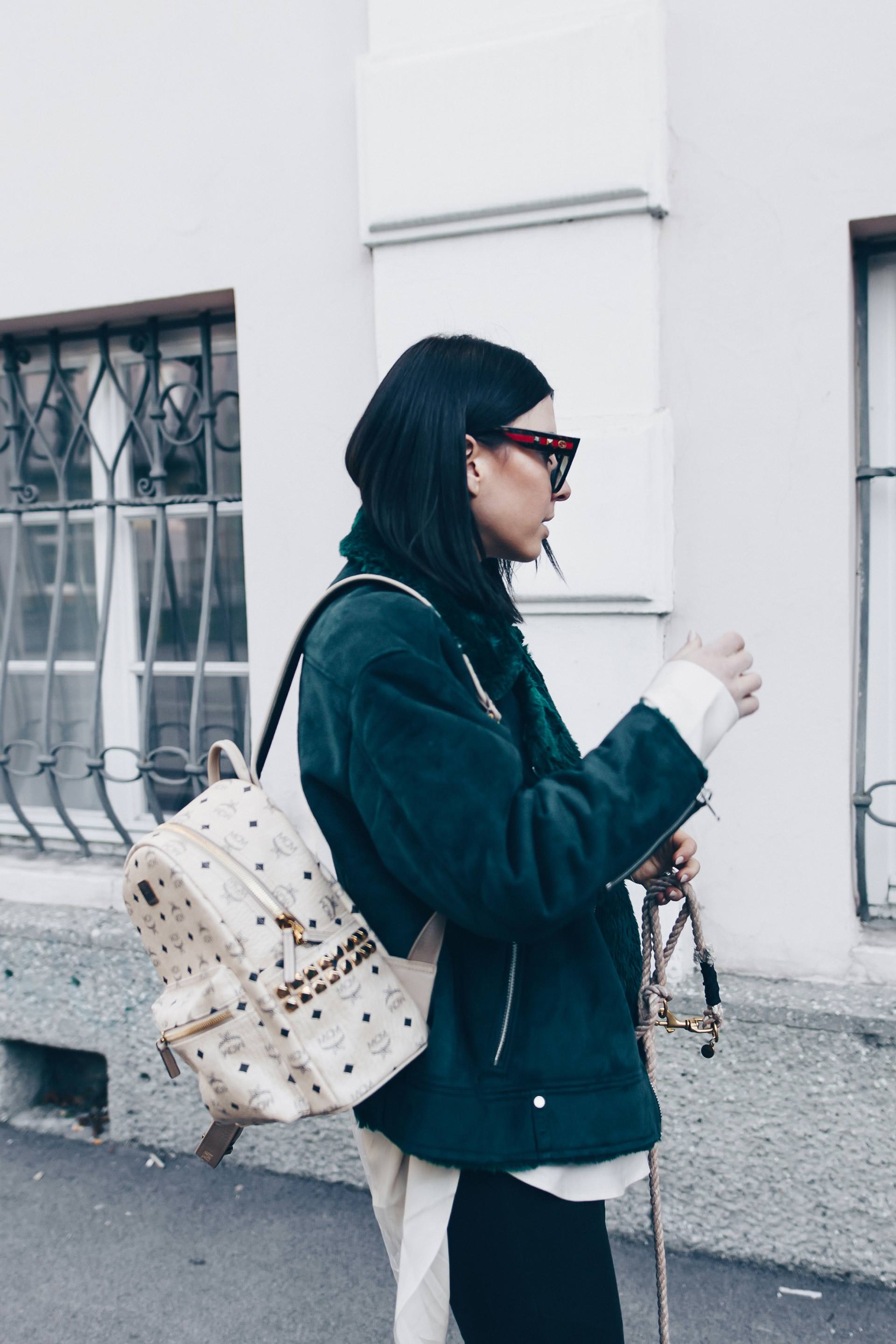 Outfit mit Lederhose, Hemdbluse, grüner Shearling Biker Jacket und MCM Rucksack in Beige, Acne Studios Loma Boots, Streetstyle, Fashion Blog, Modeblog, www.whoismocca.me