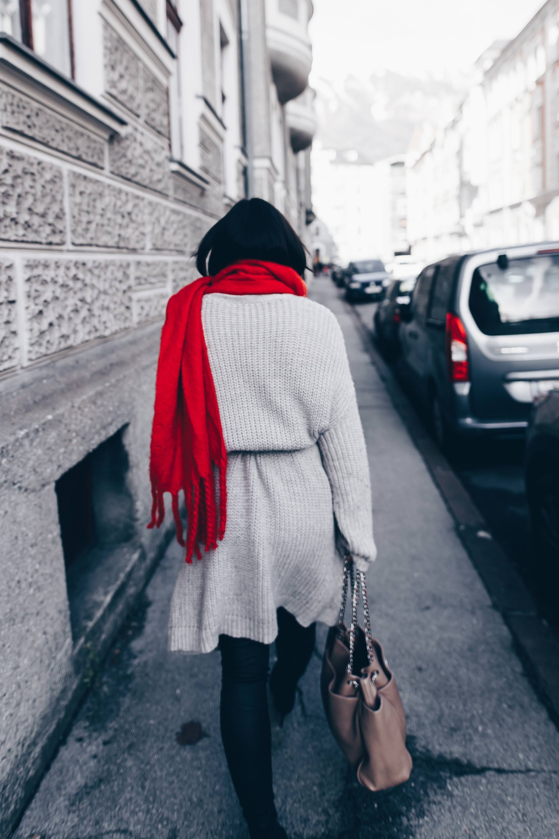 Casual Chic Outfit mit Lederhose, Oversize Cardigan, Sock Boots, Chanel Shopper, roter Schal, Gucci GG Gürtel, Streetstyle in Innsbruck, Fashion Blogger, Modeblog aus Österreich, Outfits Blog, Alltags Outfit, www.whoismocca.me