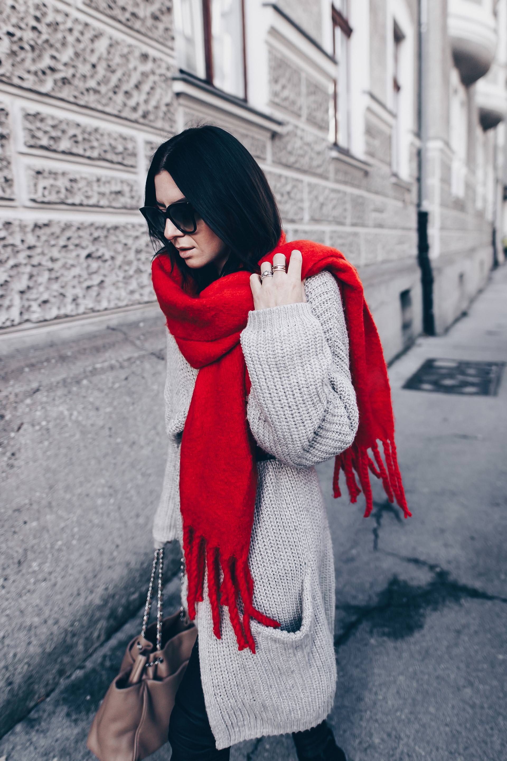 Casual Chic Outfit mit Lederhose, Oversize Cardigan, Sock Boots, Chanel Shopper, roter Schal, Gucci GG Gürtel, Streetstyle in Innsbruck, Fashion Blogger, Modeblog aus Österreich, Outfits Blog, Alltags Outfit, www.whoismocca.me