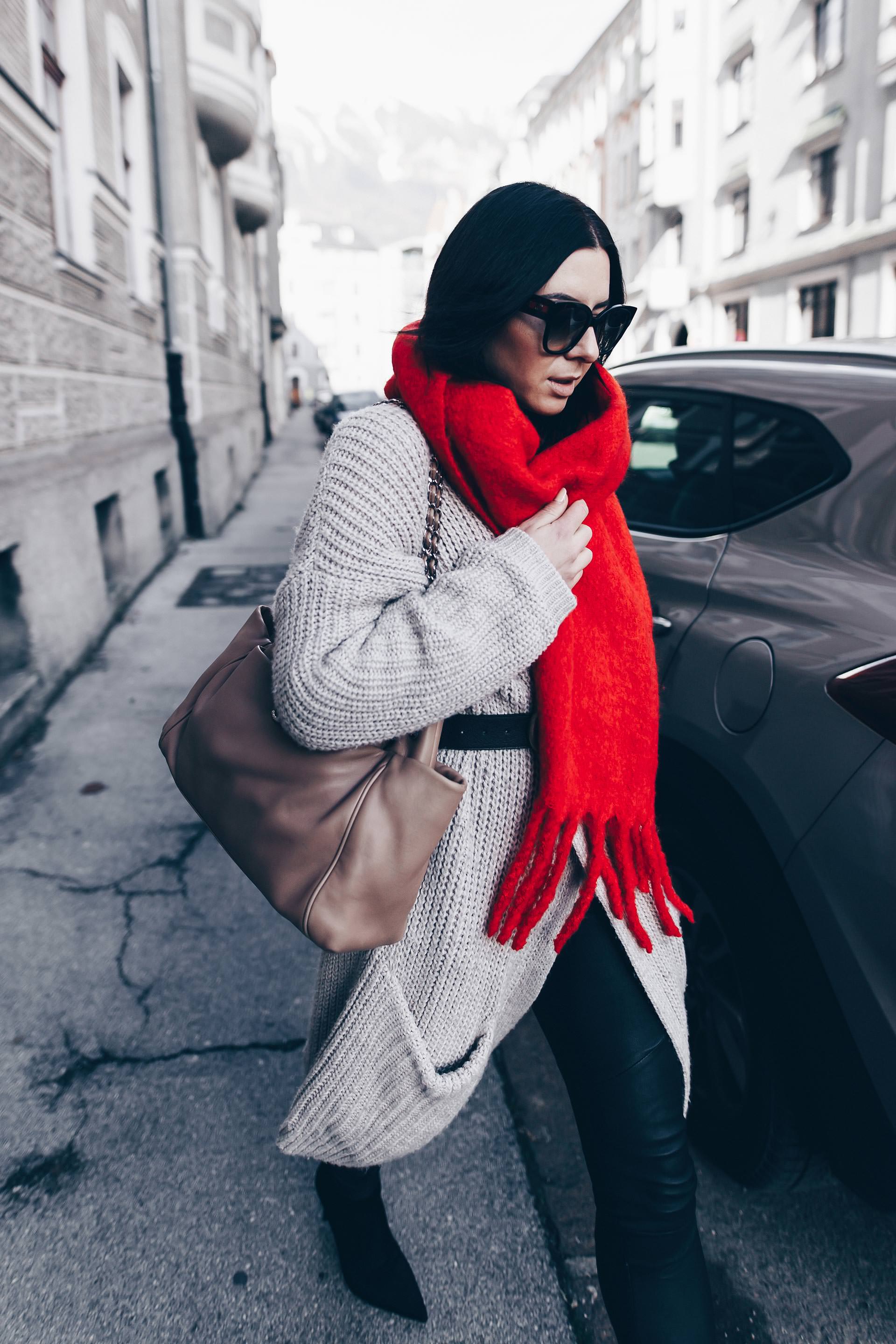 Casual Chic Outfit mit Lederhose, Oversize Cardigan, Sock Boots, Chanel Shopper, roter Schal, Gucci GG Gürtel, Streetstyle in Innsbruck, Fashion Blogger, Modeblog aus Österreich, Outfits Blog, Alltags Outfit, www.whoismocca.me