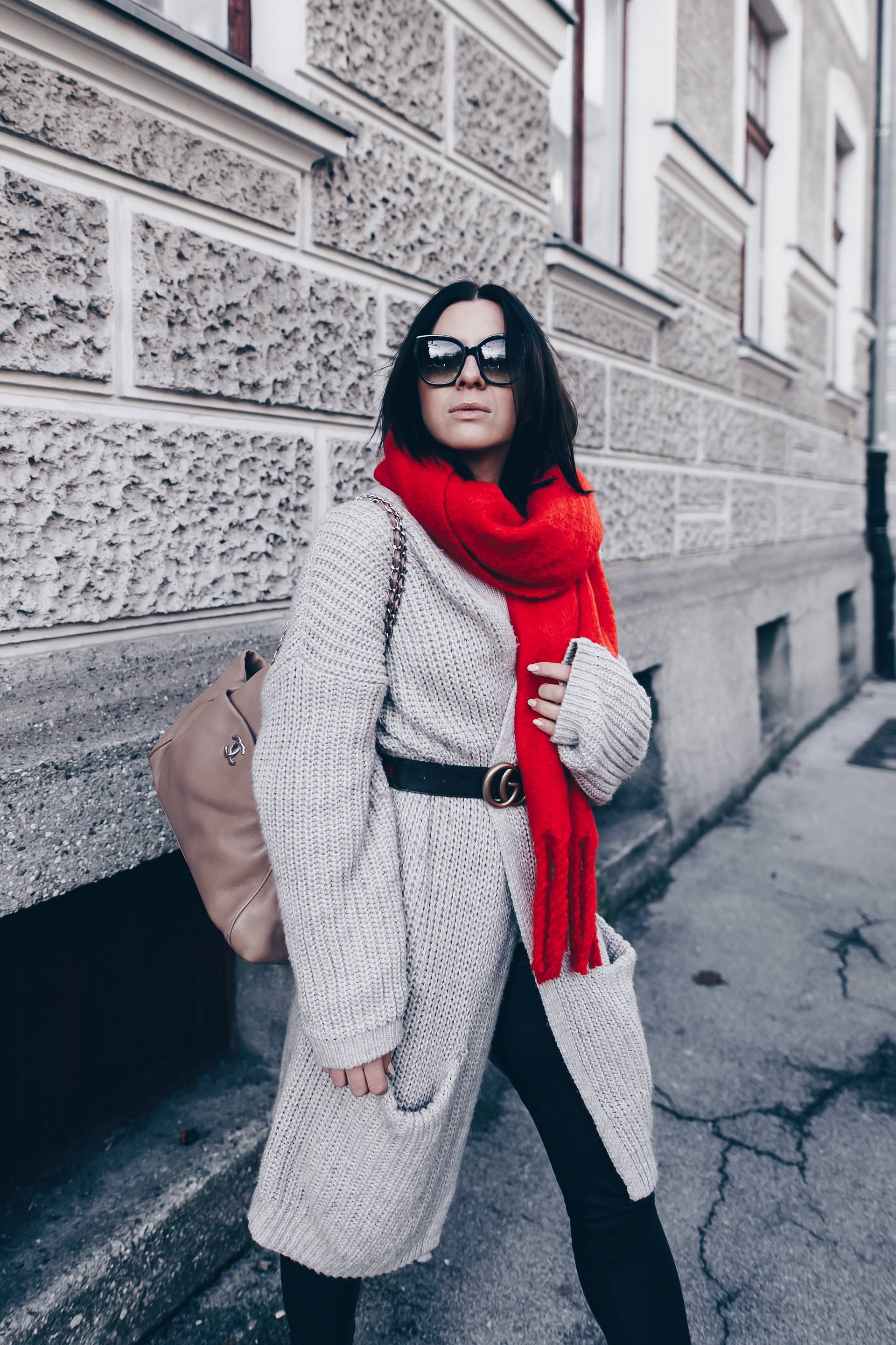 Casual Chic Outfit mit Lederhose, Oversize Cardigan, Sock Boots, Chanel Shopper, roter Schal, Gucci GG Gürtel, Streetstyle in Innsbruck, Fashion Blogger, Modeblog aus Österreich, Outfits Blog, Alltags Outfit, www.whoismocca.me