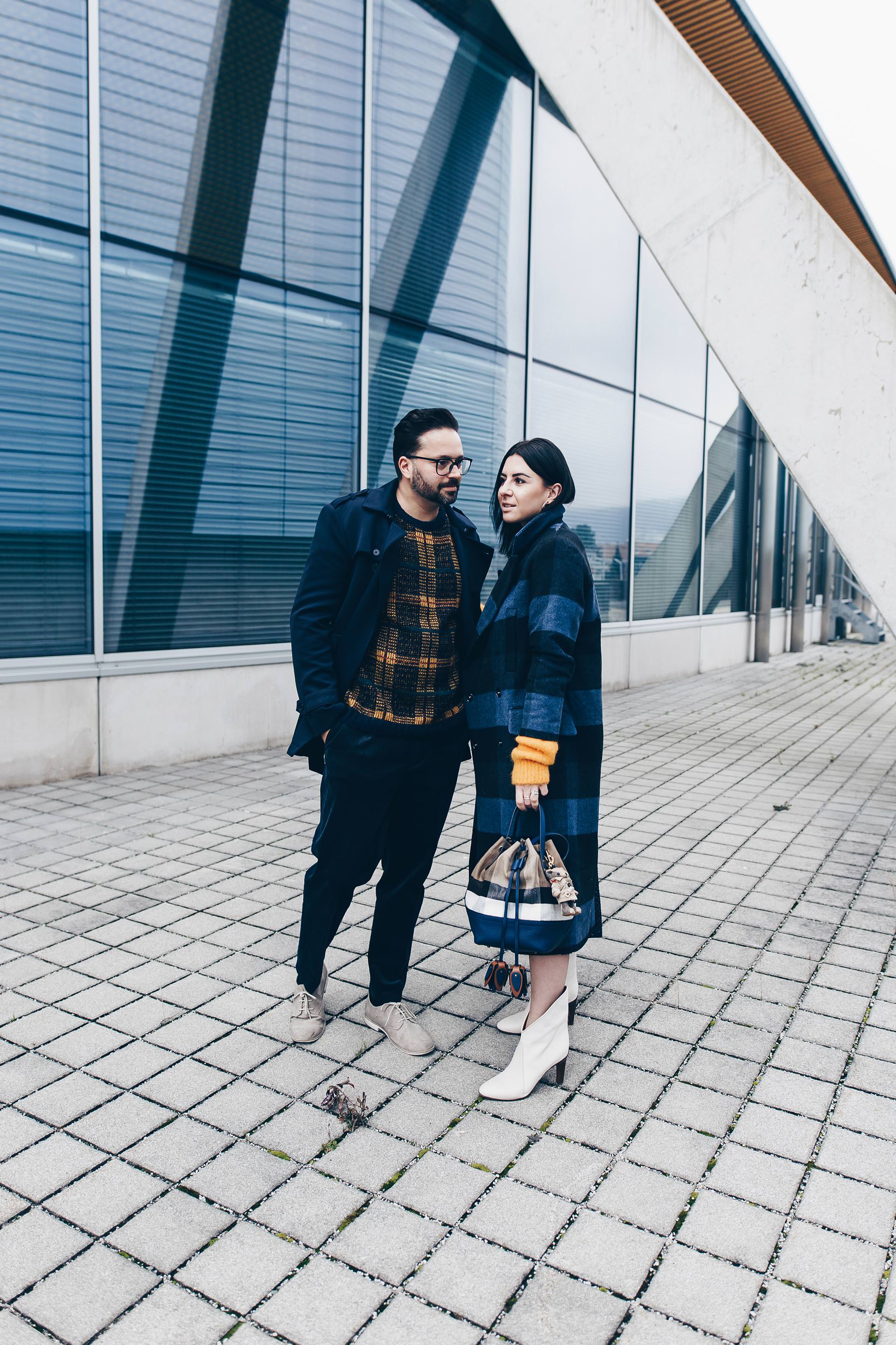 Partnerlook Pärchen Outfits, Partnerlook Styling, Karo Mantel, Winter Trends, Chloe Boots, Männer Outfit, Fashion Blogger, Burberry Beutel, Senfgelber Pullover, Streetstyle, Herbst/Winter Outfits, www.whoismocca.me