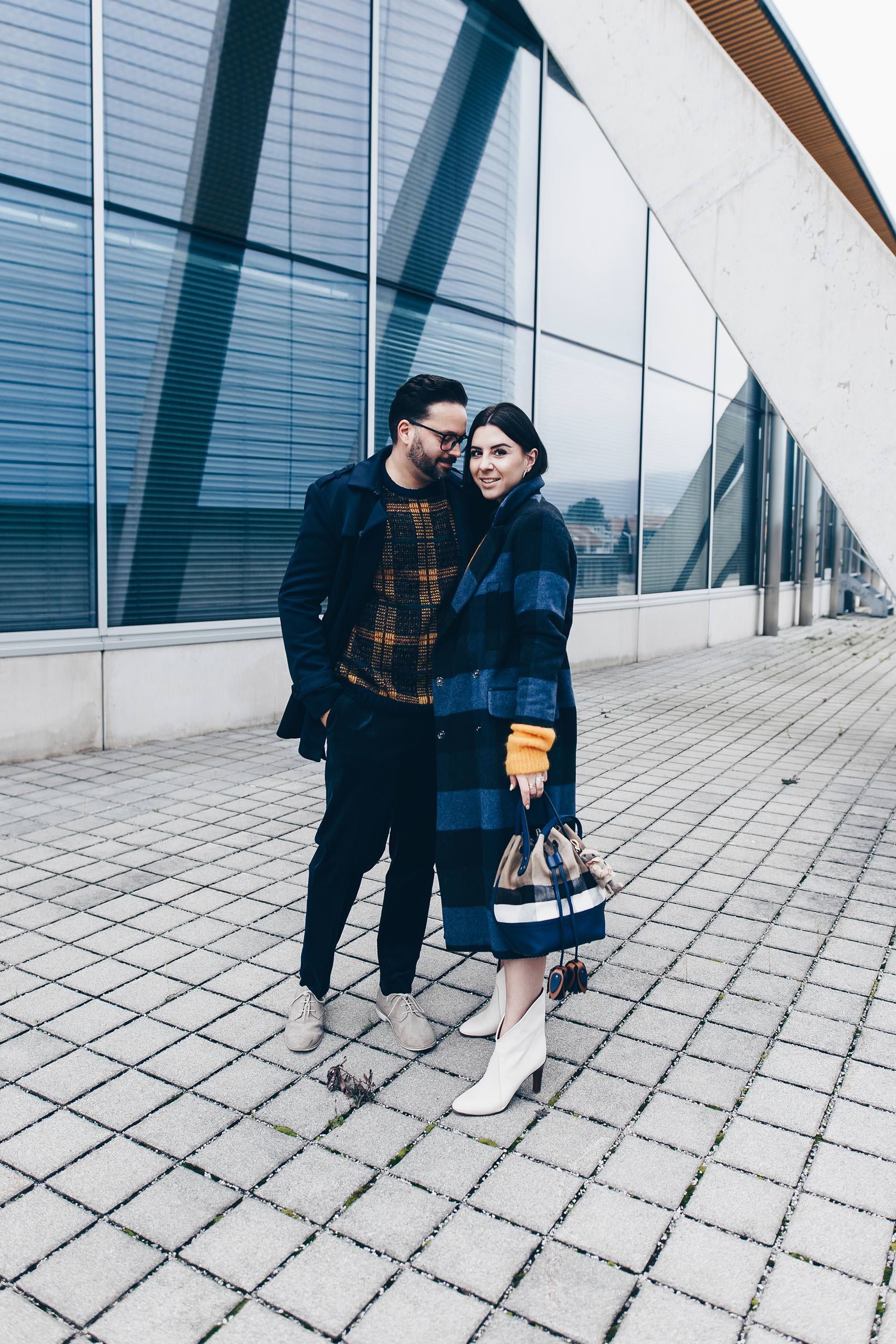 Partnerlook Pärchen Outfits, Partnerlook Styling, Karo Mantel, Winter Trends, Chloe Boots, Männer Outfit, Fashion Blogger, Burberry Beutel, Senfgelber Pullover, Streetstyle, Herbst/Winter Outfits, www.whoismocca.me