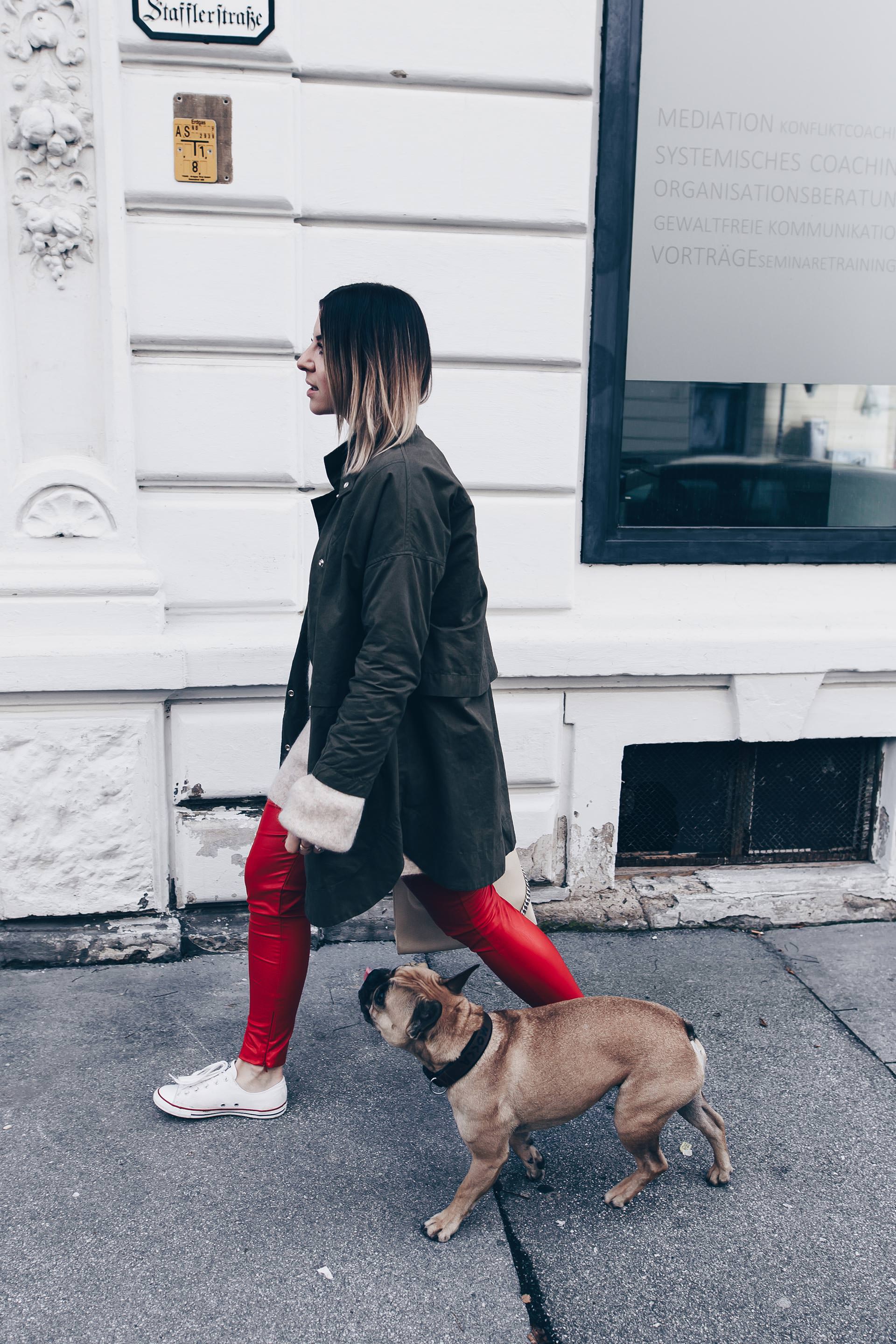 Wie kombiniert man eine Lederhose im Alltag?, rote Lederhose kombinieren, Lederhose und Converse, Herbst Outfit mit Parka, Basic Casual Chic Look, Fashion Blog, Streetstyle, Modeblog, www.whoismocca.me