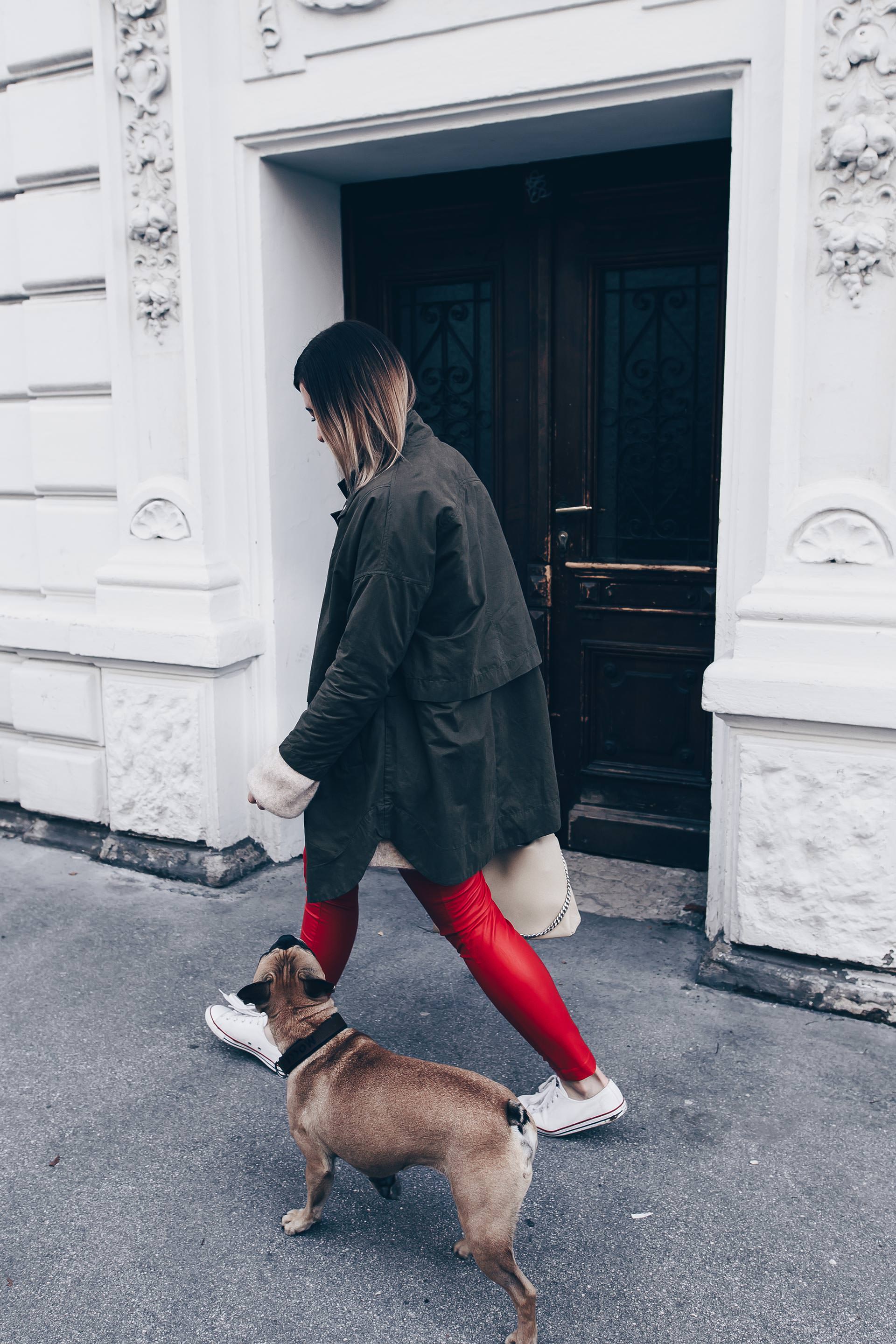 Wie kombiniert man eine Lederhose im Alltag?, rote Lederhose kombinieren, Lederhose und Converse, Herbst Outfit mit Parka, Basic Casual Chic Look, Fashion Blog, Streetstyle, Modeblog, www.whoismocca.me