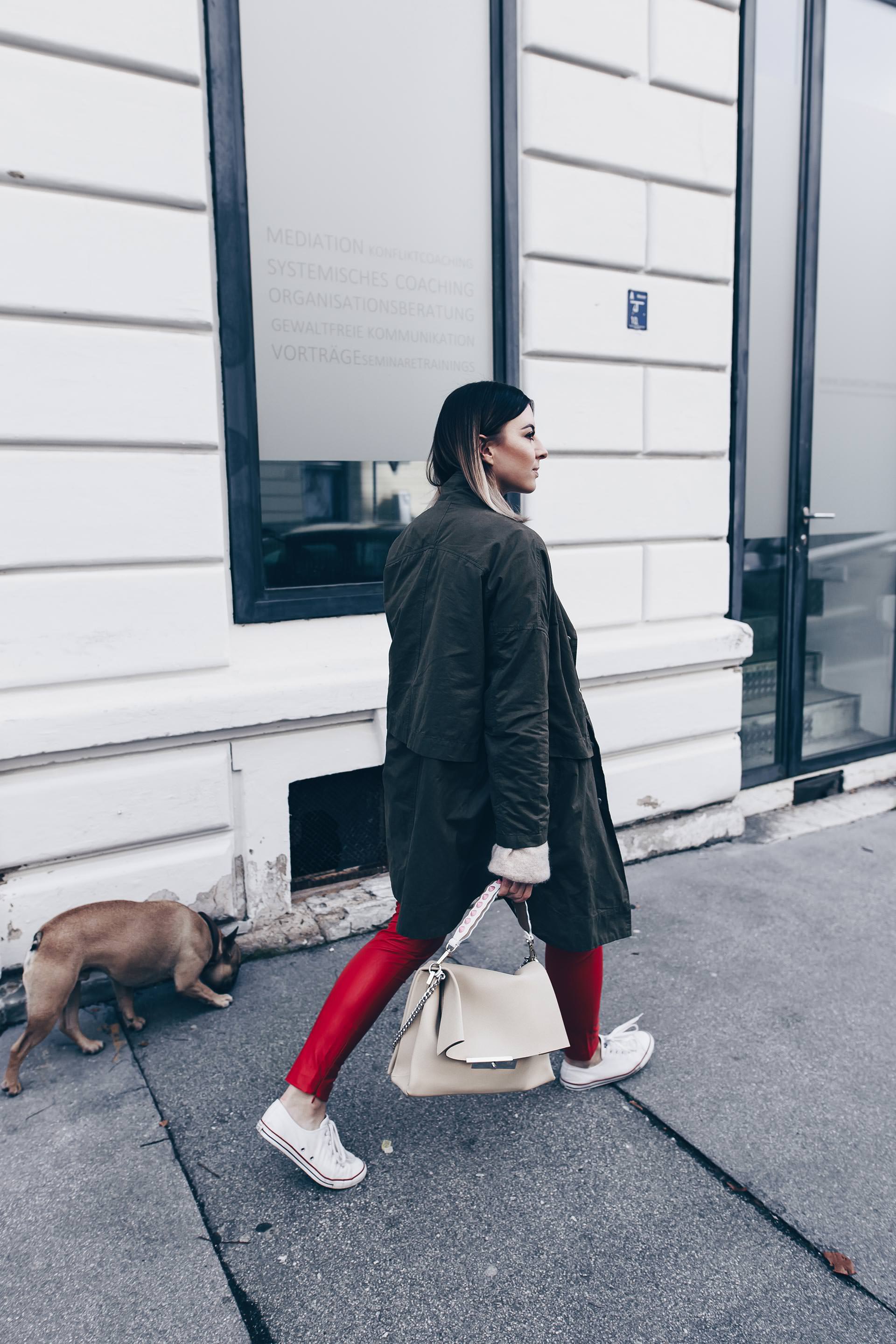 Wie kombiniert man eine Lederhose im Alltag?, rote Lederhose kombinieren, Lederhose und Converse, Herbst Outfit mit Parka, Basic Casual Chic Look, Fashion Blog, Streetstyle, Modeblog, www.whoismocca.me