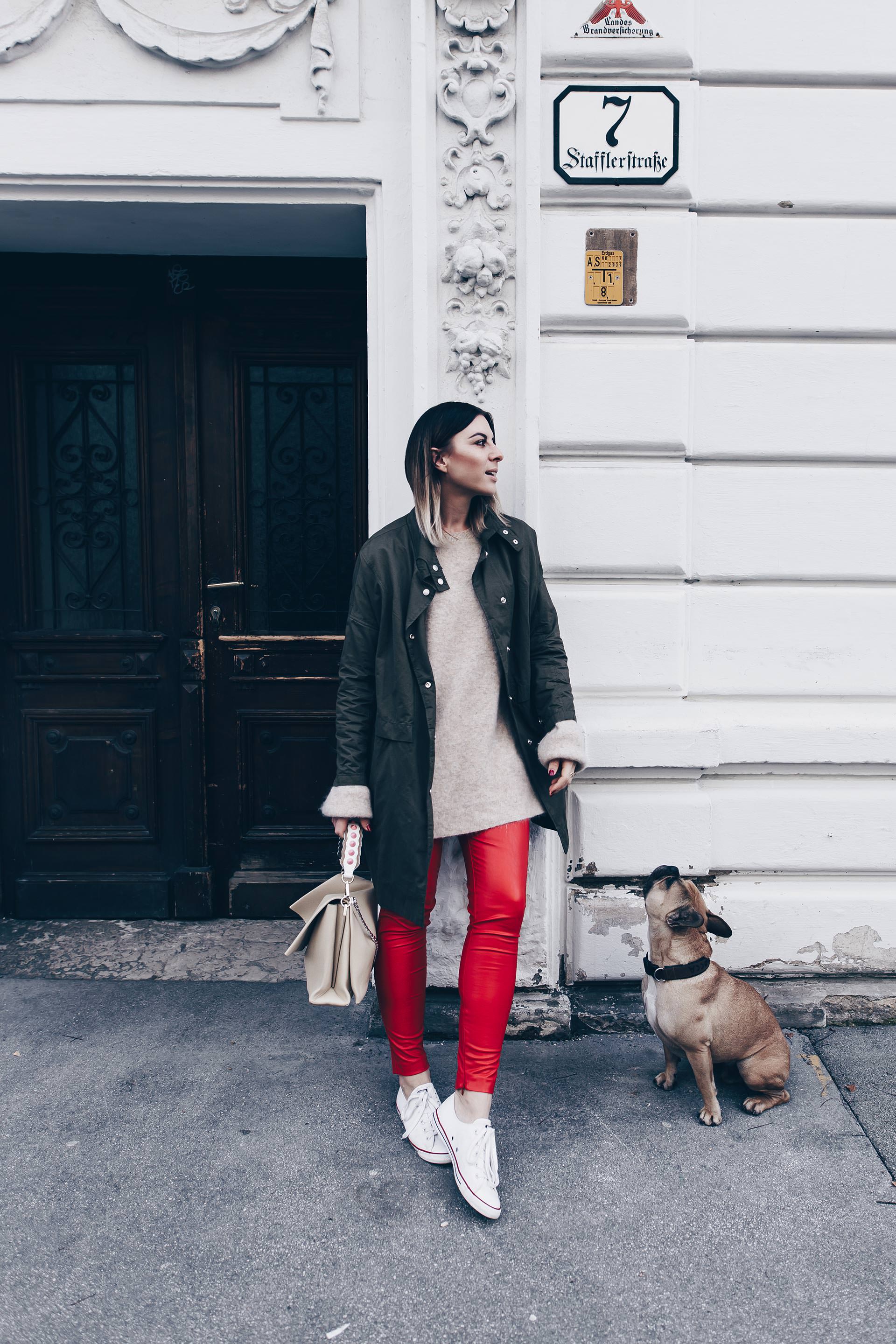 Wie kombiniert man eine Lederhose im Alltag?, rote Lederhose kombinieren, Lederhose und Converse, Herbst Outfit mit Parka, Basic Casual Chic Look, Fashion Blog, Streetstyle, Modeblog, www.whoismocca.me