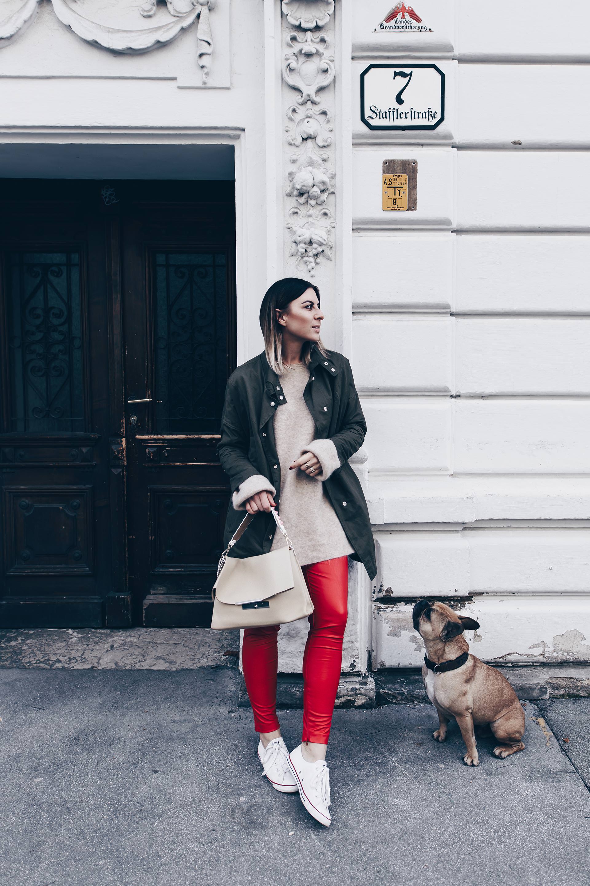 Wie kombiniert man eine Lederhose im Alltag?, rote Lederhose kombinieren, Lederhose und Converse, Herbst Outfit mit Parka, Basic Casual Chic Look, Fashion Blog, Streetstyle, Modeblog, www.whoismocca.me