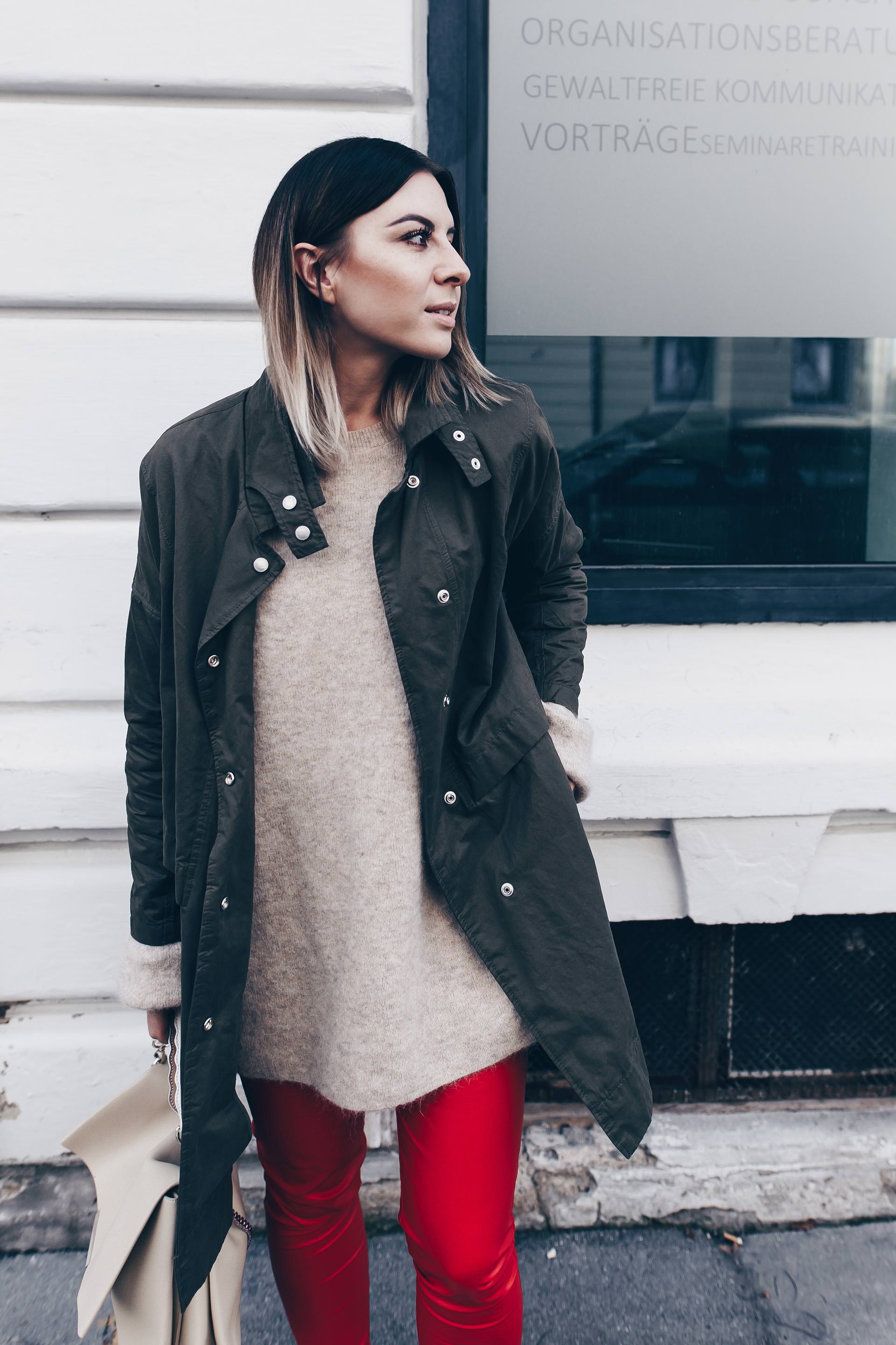 Wie kombiniert man eine Lederhose im Alltag?, rote Lederhose kombinieren, Lederhose und Converse, Herbst Outfit mit Parka, Basic Casual Chic Look, Fashion Blog, Streetstyle, Modeblog, www.whoismocca.me