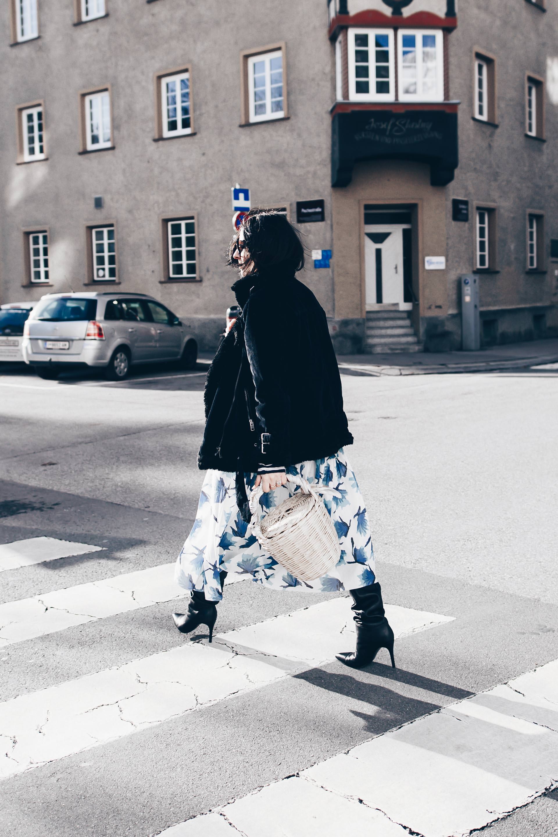 Rock im Winter anziehen, tragen und kombinieren, Midirock stylen, Pilotenjacke mit Fake Fur, Modetrend Cord, Print Mix, Overknee Stiefel mit weitem Schaft, Streetstyle, Winter Outfit, Mode Fashion Style Blog, www.whoismocca.me