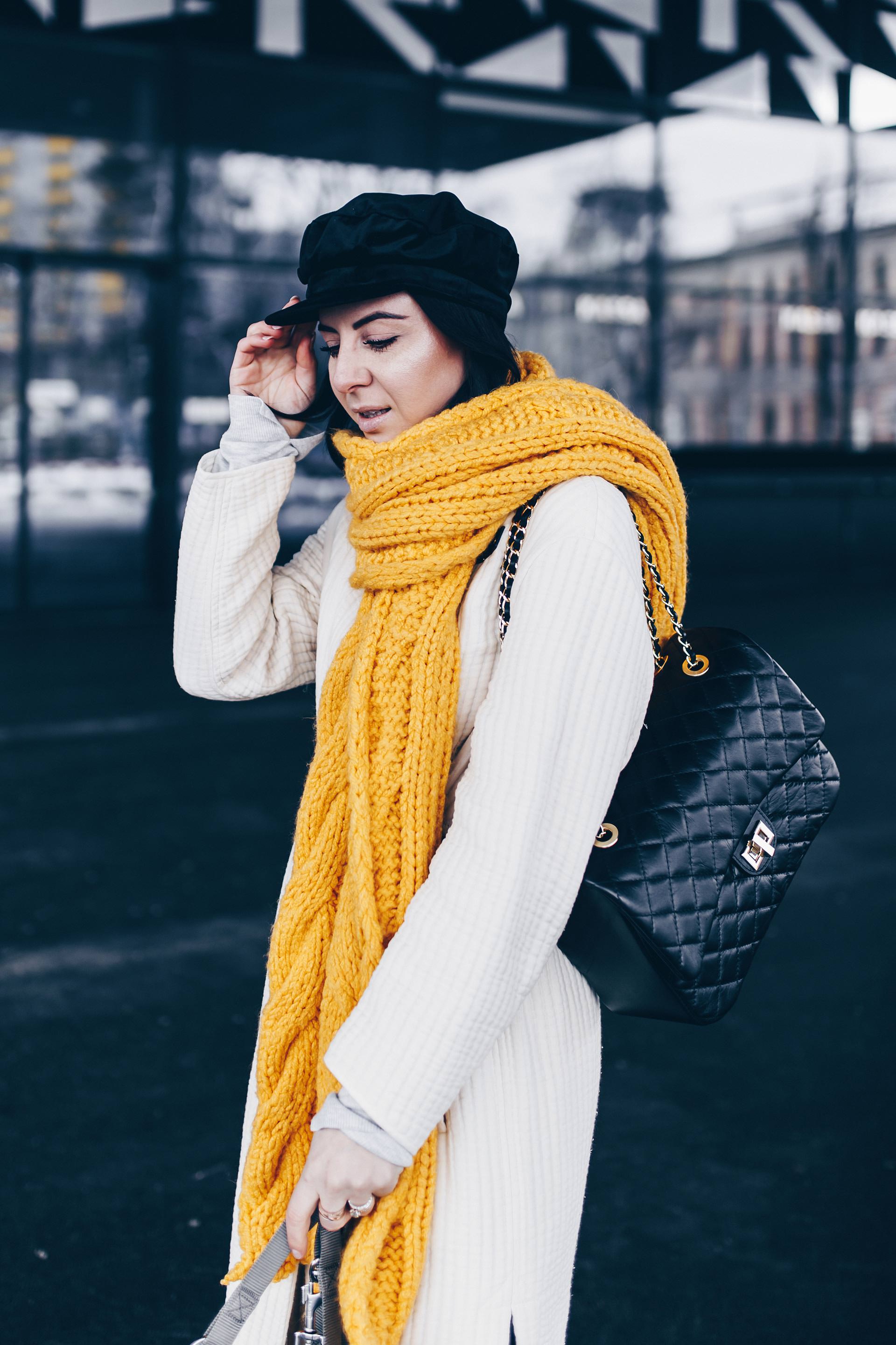 gelber Schal kombinieren, Baker Boy Hat stylen, Sock Boots und schwarze Lederhose kombinieren, Winter Outfit Inspo und Ideen, Fashion Blogger Streetstyle, Modeblog, gesteppte Tasche mit Kette, www.whoismocca.me