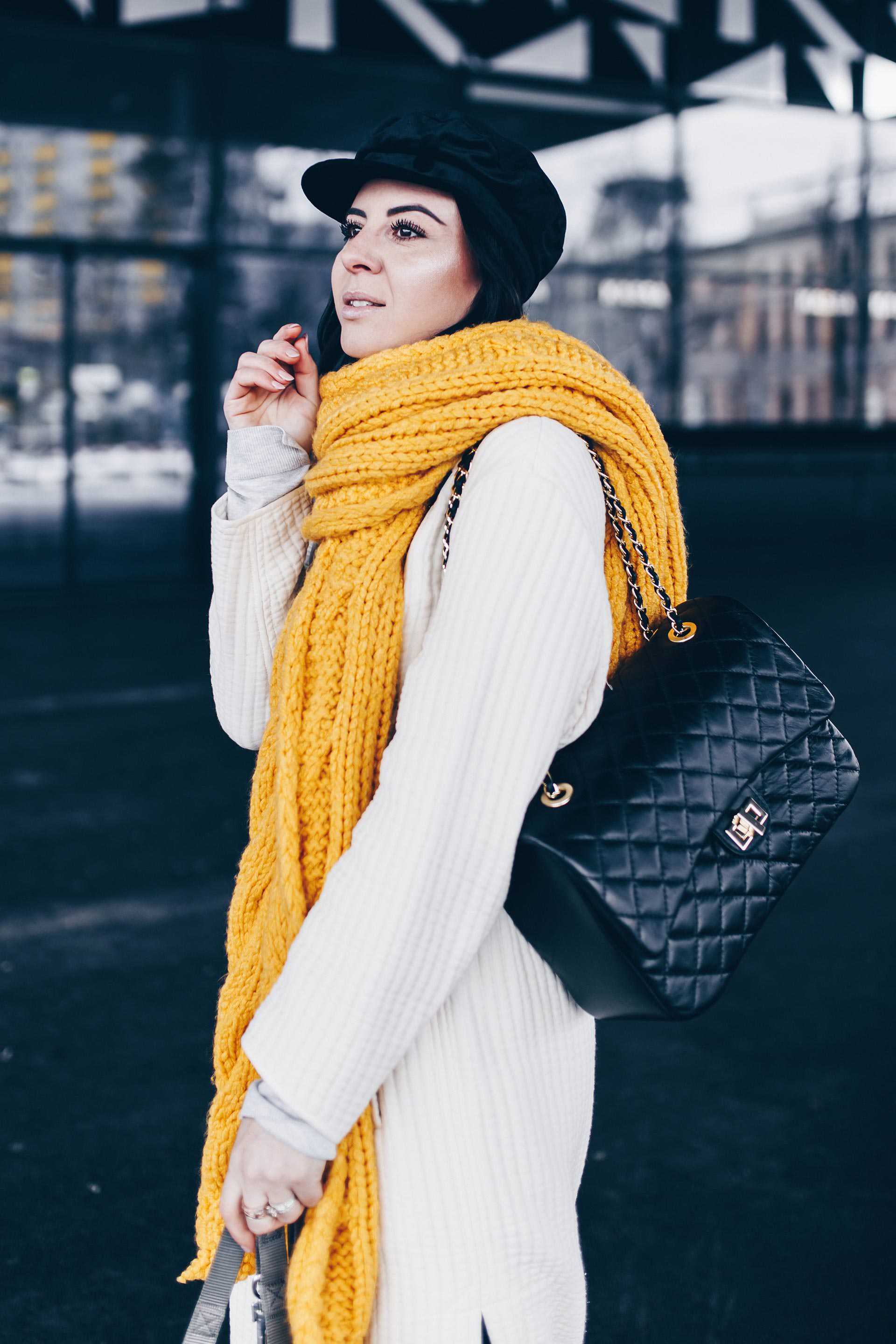 gelber Schal kombinieren, Baker Boy Hat stylen, Sock Boots und schwarze Lederhose kombinieren, Winter Outfit Inspo und Ideen, Fashion Blogger Streetstyle, Modeblog, gesteppte Tasche mit Kette, www.whoismocca.me