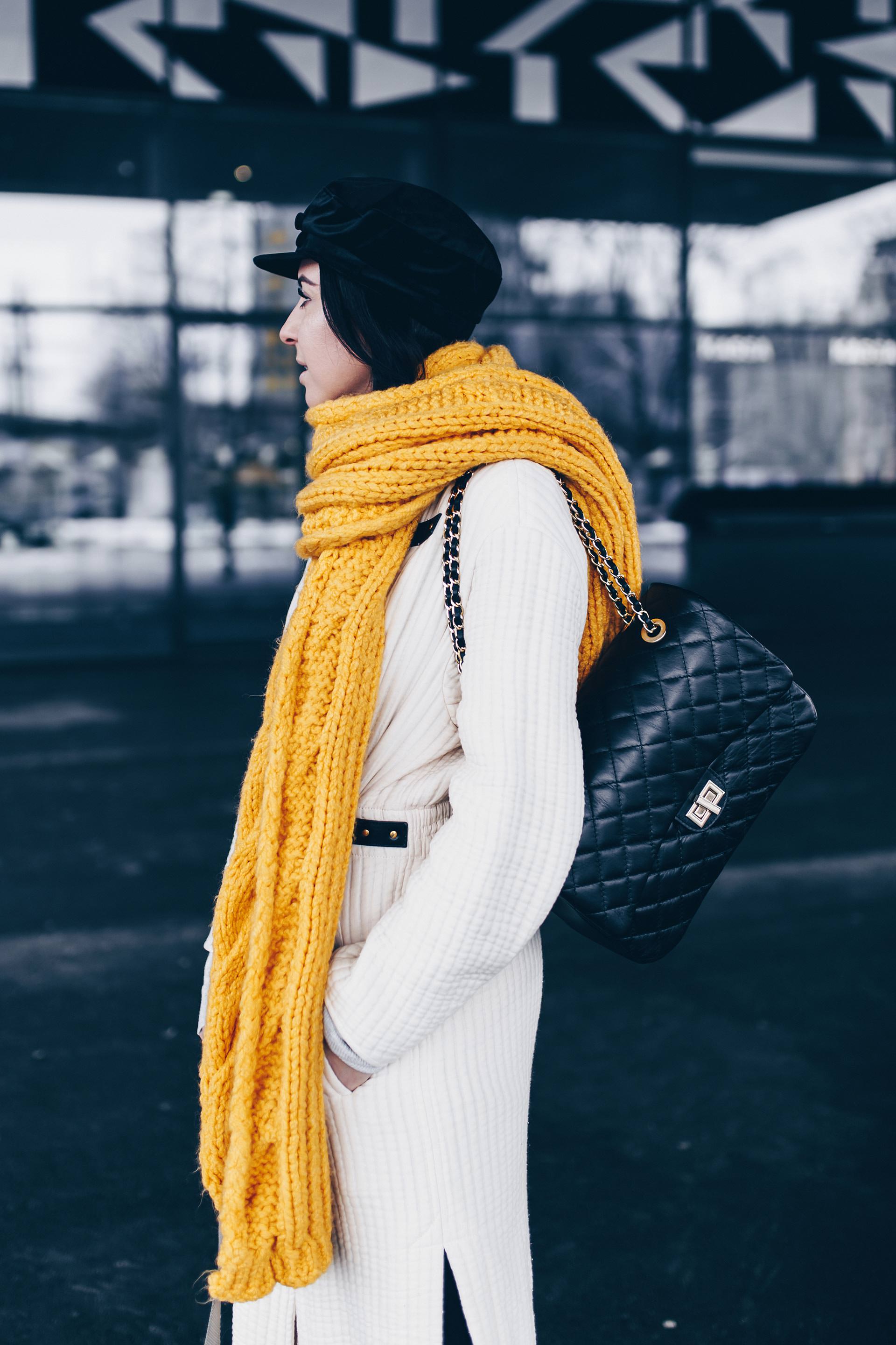 gelber Schal kombinieren, Baker Boy Hat stylen, Sock Boots und schwarze Lederhose kombinieren, Winter Outfit Inspo und Ideen, Fashion Blogger Streetstyle, Modeblog, gesteppte Tasche mit Kette, www.whoismocca.me