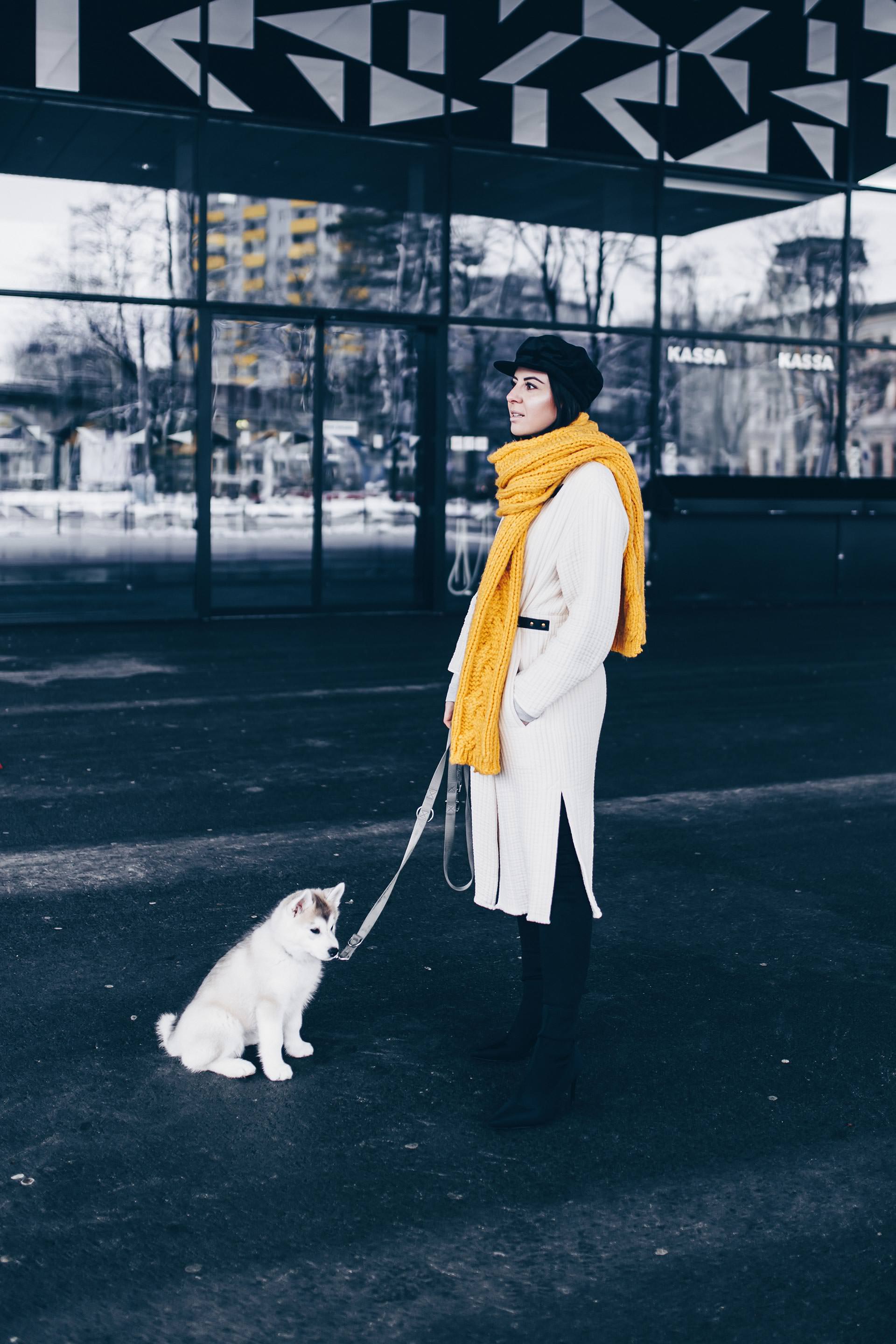 gelber Schal kombinieren, Baker Boy Hat stylen, Sock Boots und schwarze Lederhose kombinieren, Winter Outfit Inspo und Ideen, Fashion Blogger Streetstyle, Modeblog, gesteppte Tasche mit Kette, www.whoismocca.me